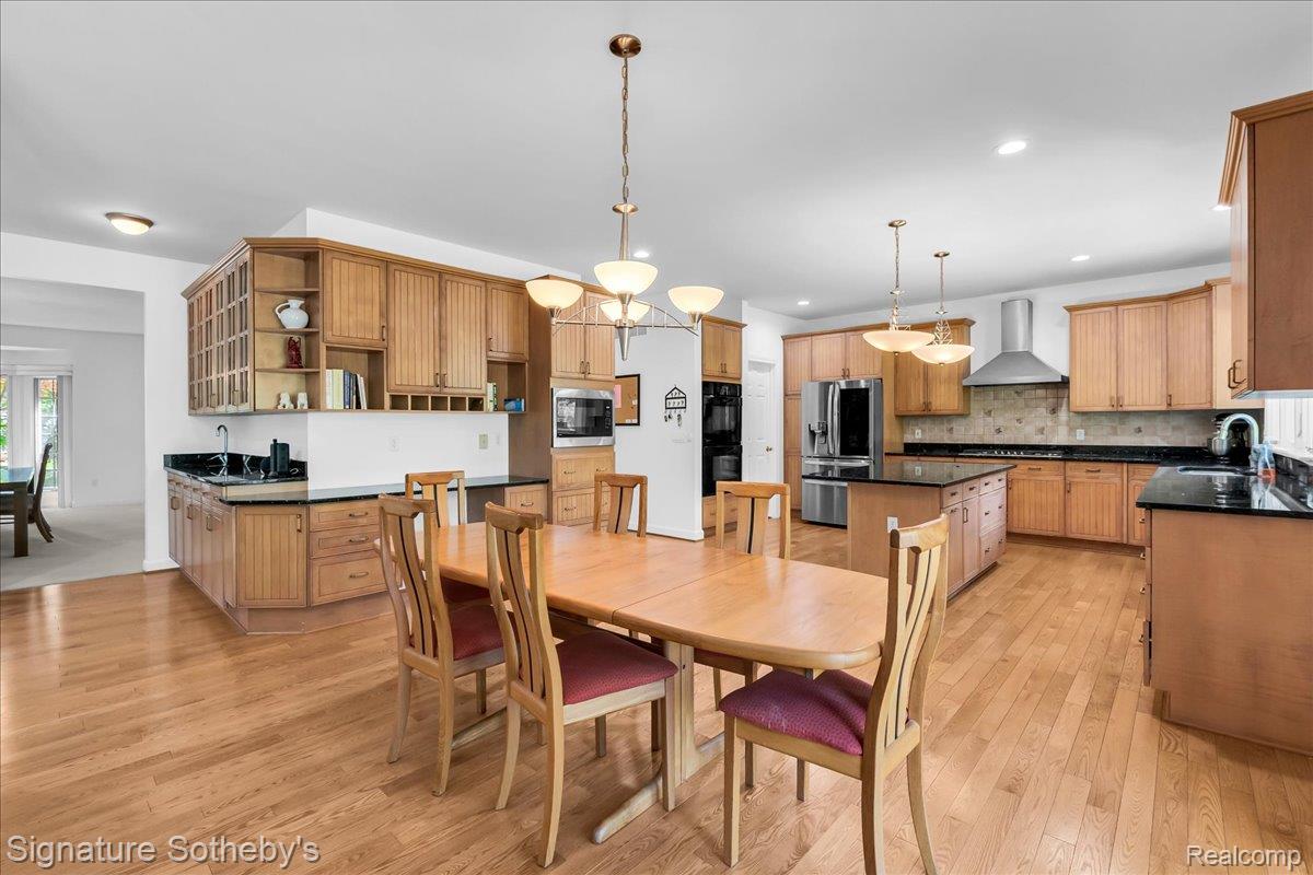 6925 Elm Park Drive Property Photo 9