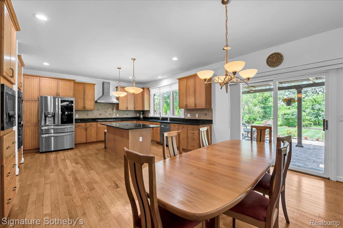 6925 Elm Park Drive Property Photo 10