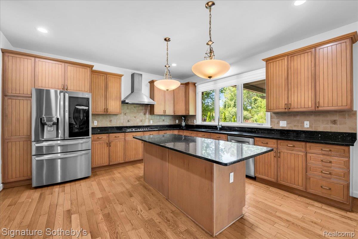 6925 Elm Park Drive Property Photo 11