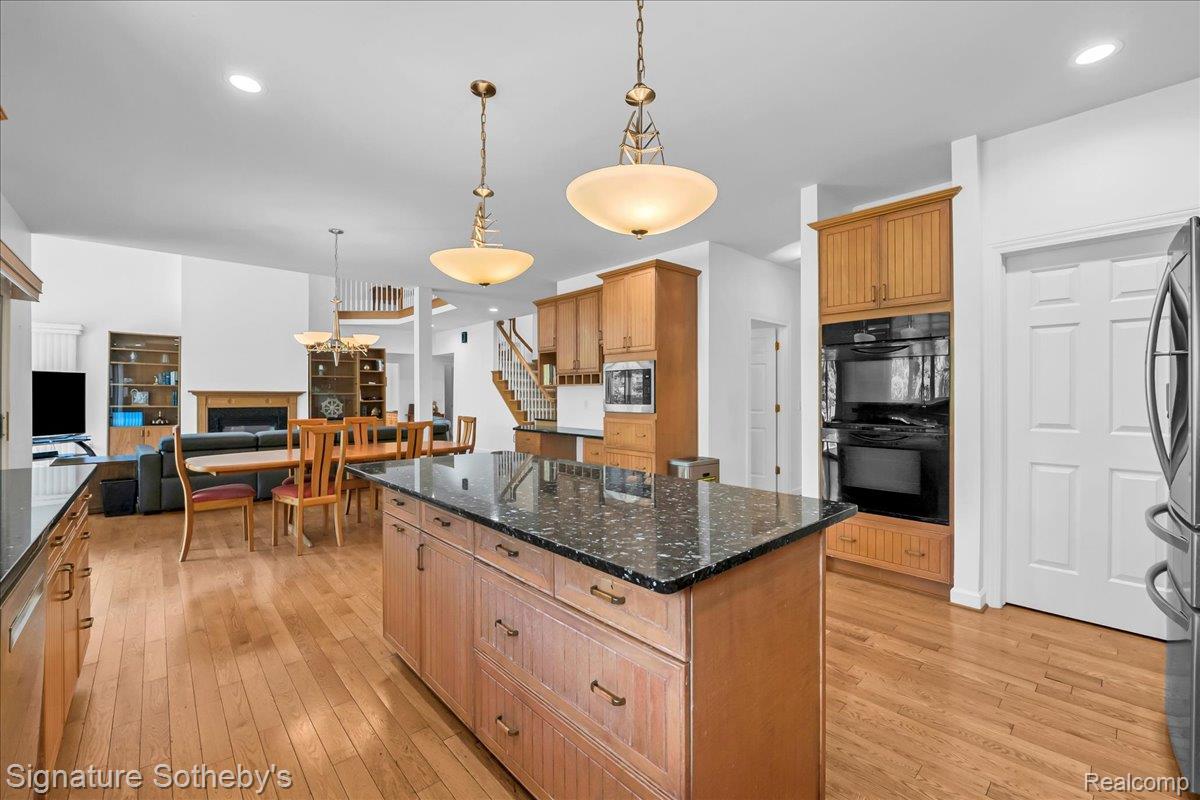 6925 Elm Park Drive Property Photo 12