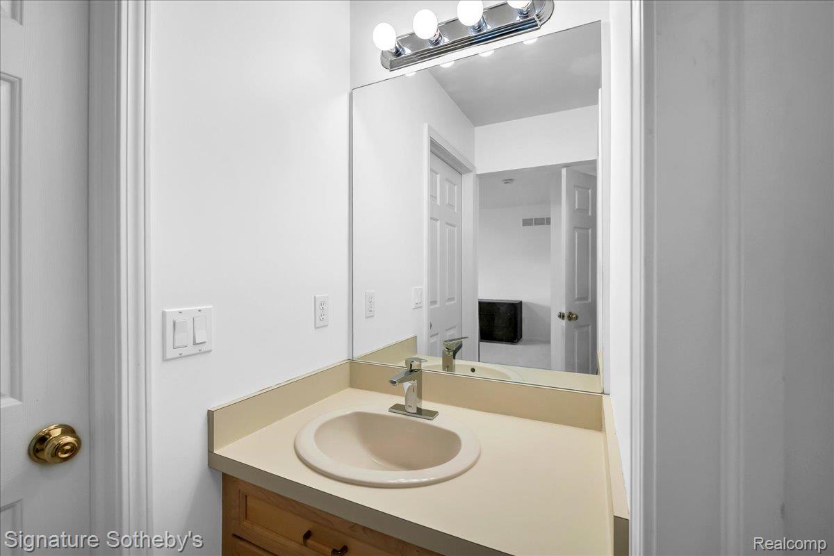 6925 Elm Park Drive Property Photo 19