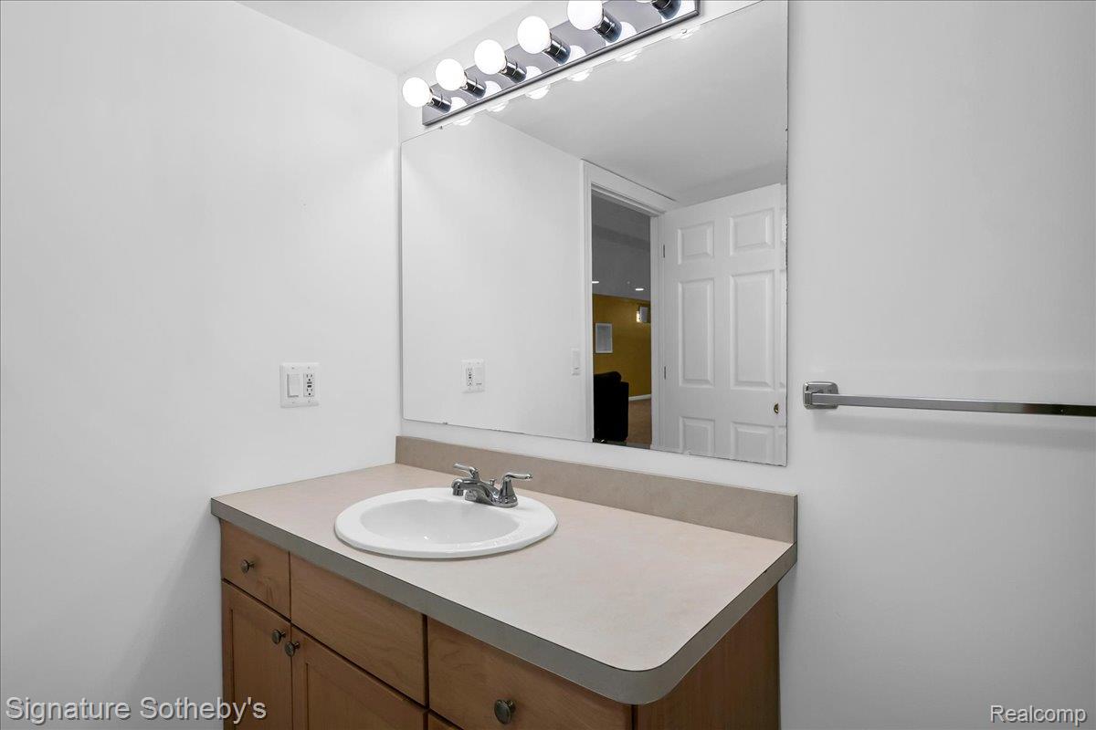 6925 Elm Park Drive Property Photo 28