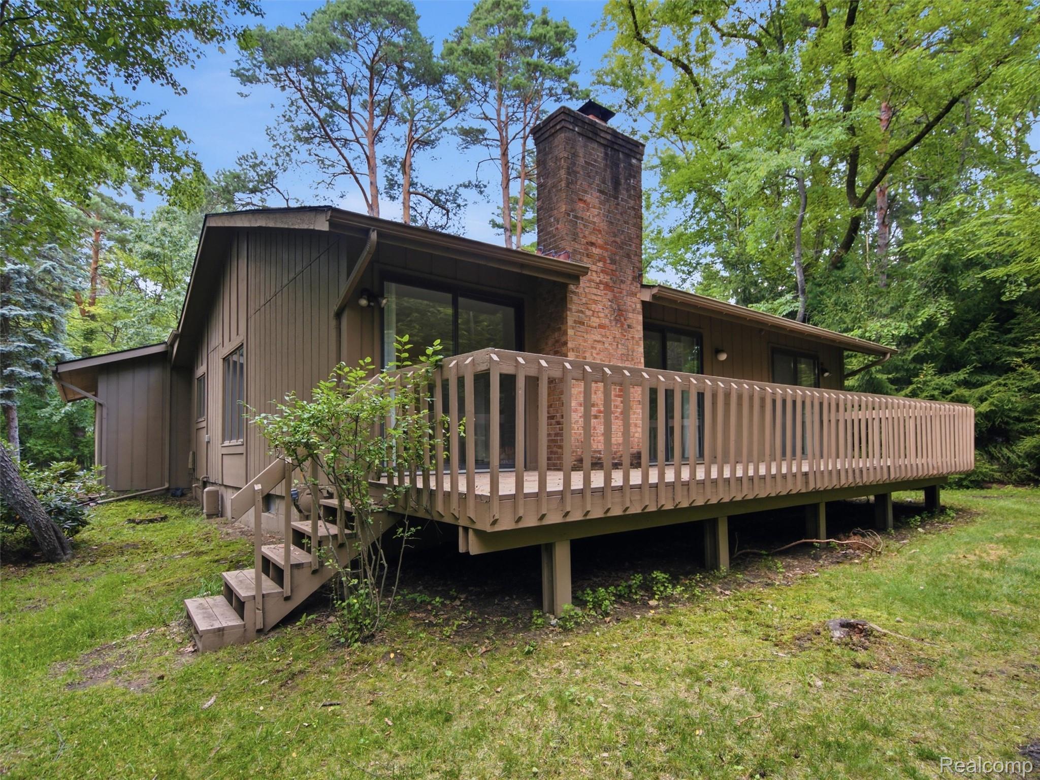2281 Forest Glen Property Photo 1