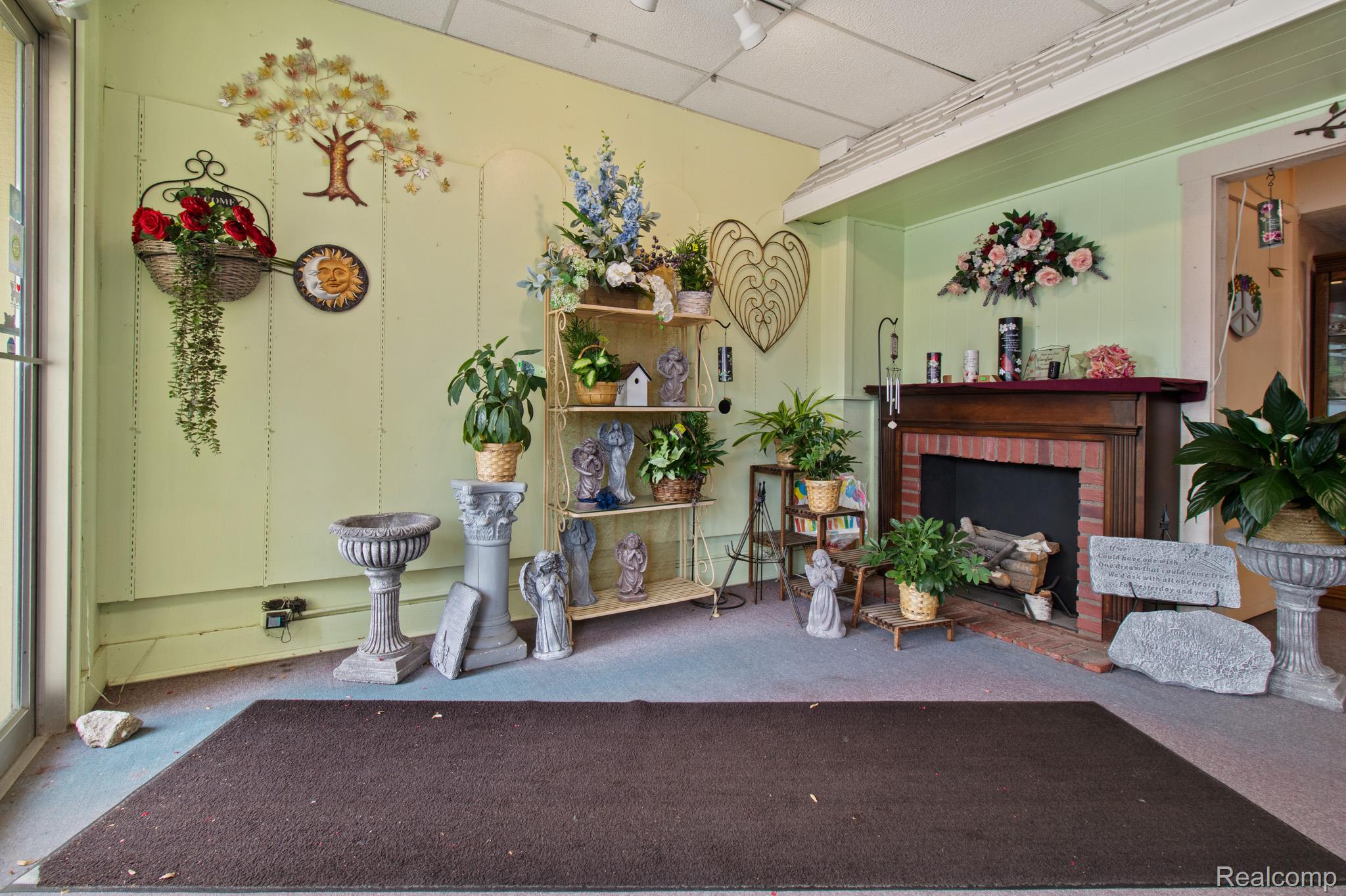 211 N Saginaw Street Property Photo 4