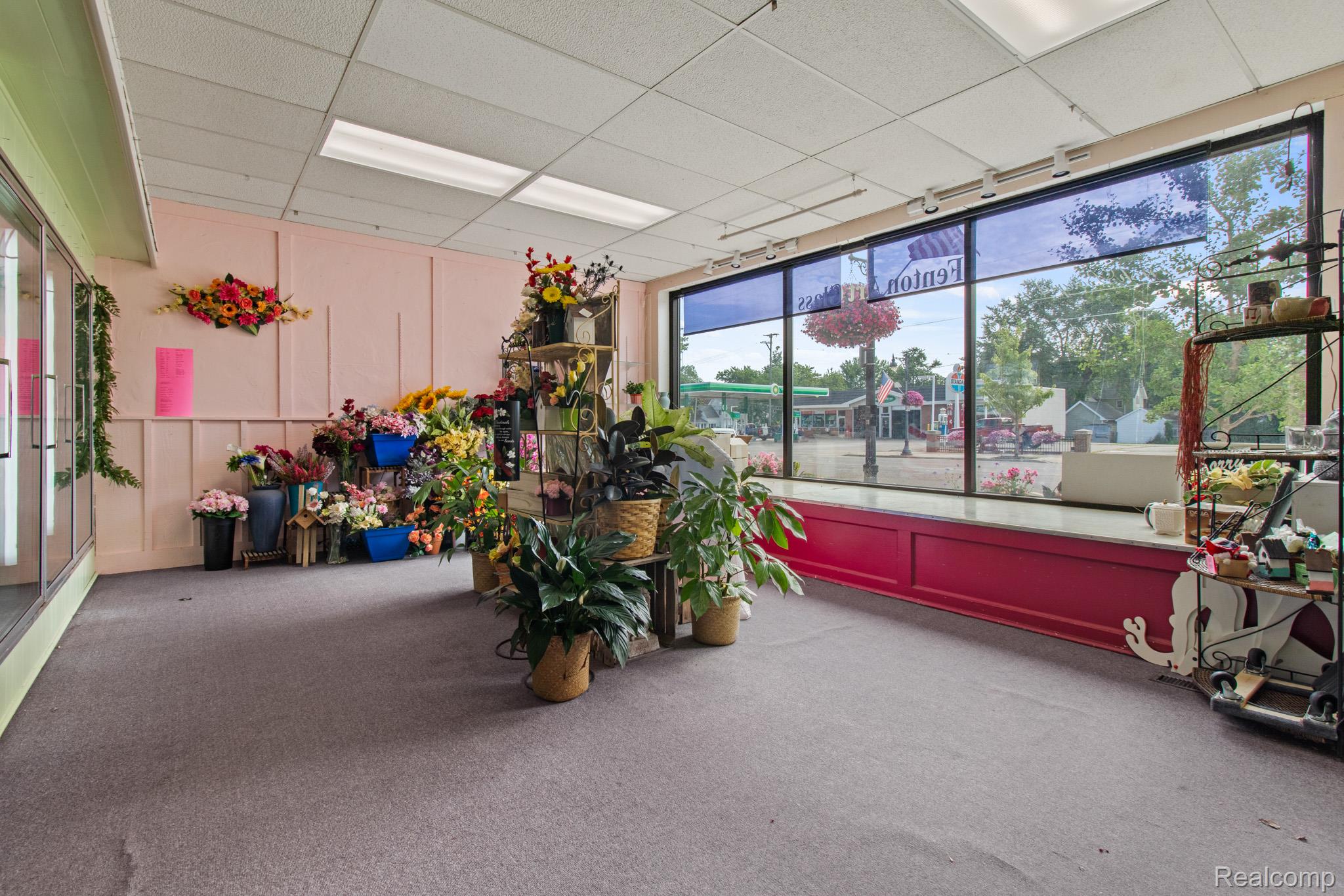211 N Saginaw Street Property Photo 5