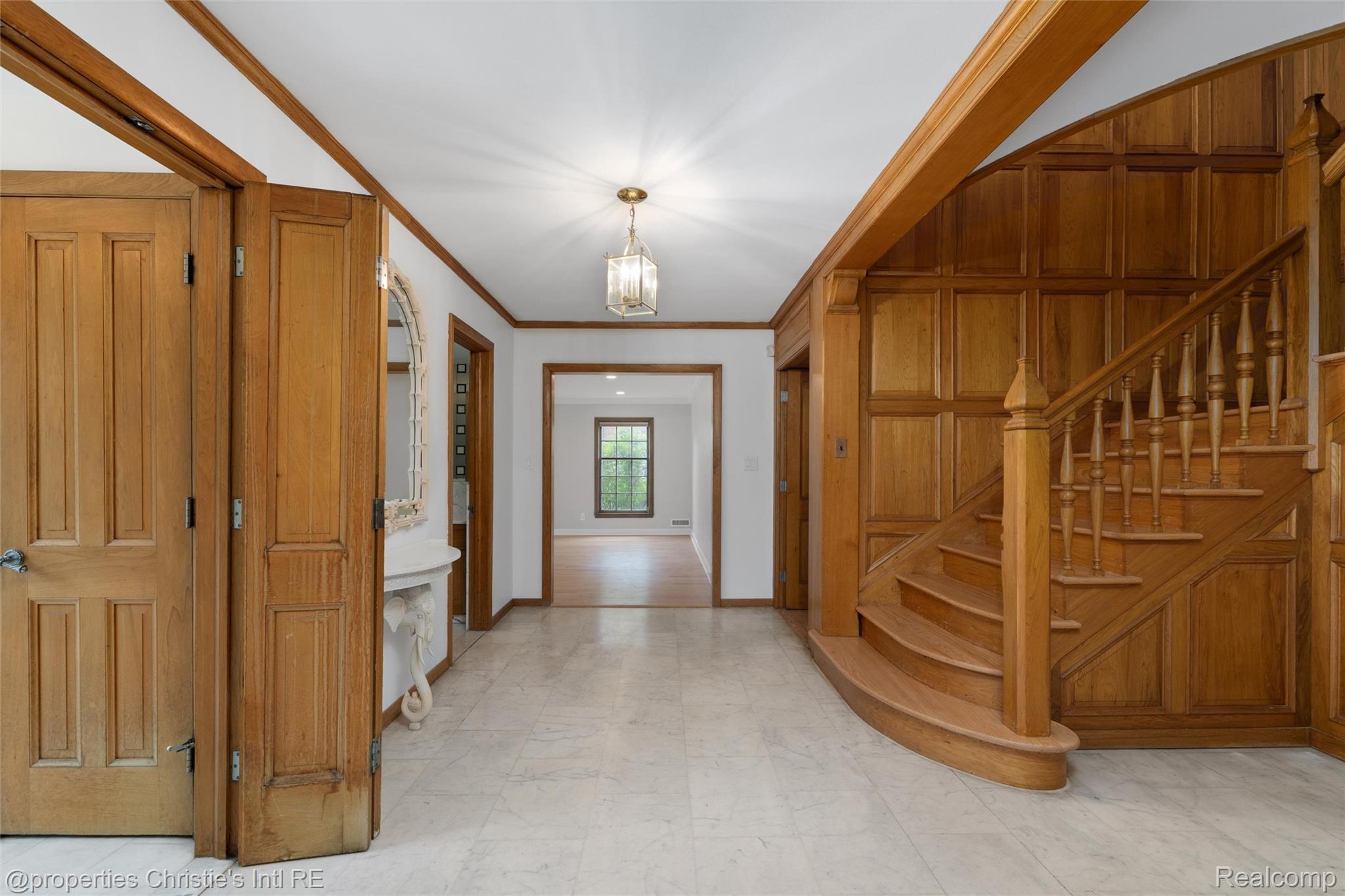 1925 Wellesley Drive Property Photo 3