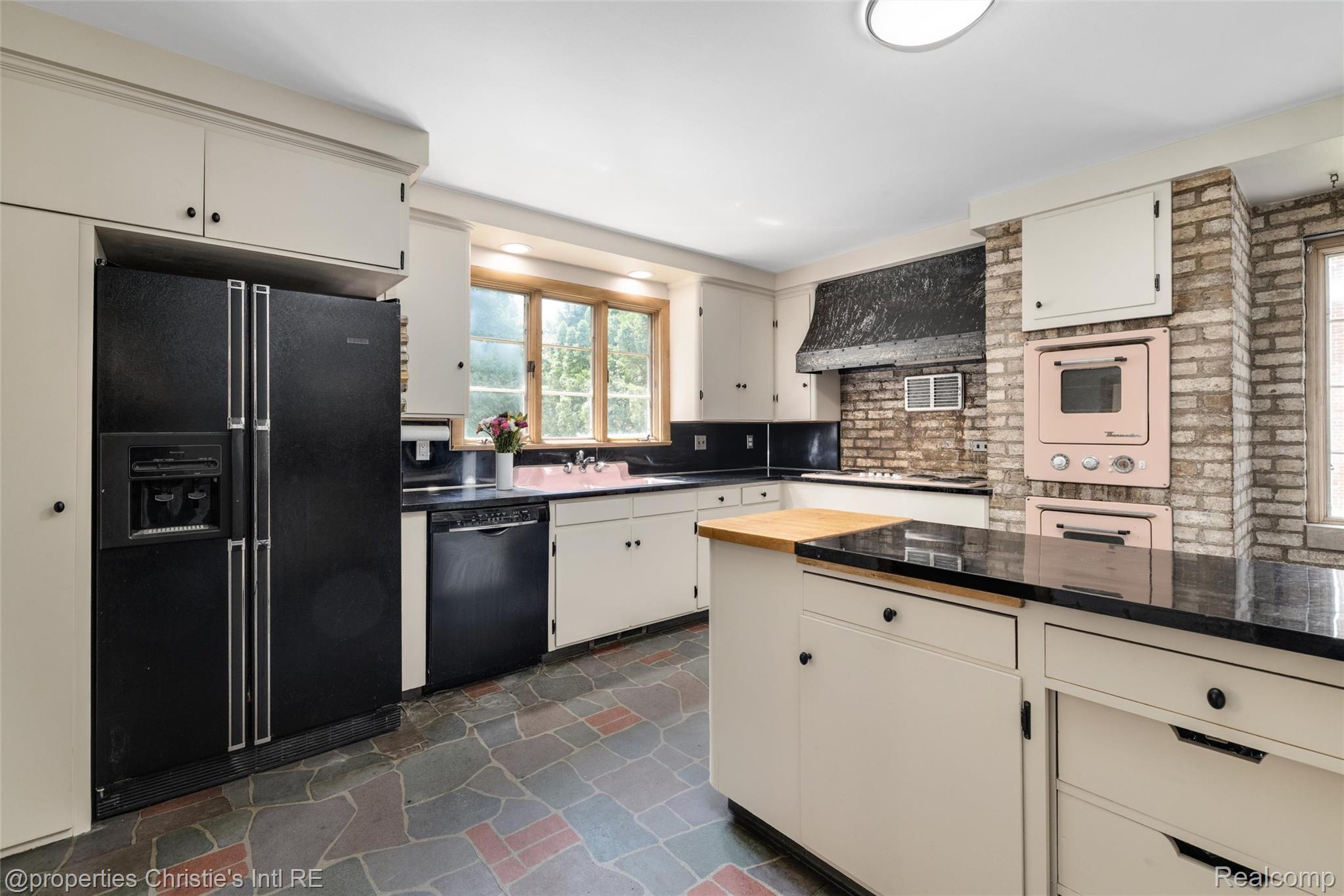 1925 Wellesley Drive Property Photo 24