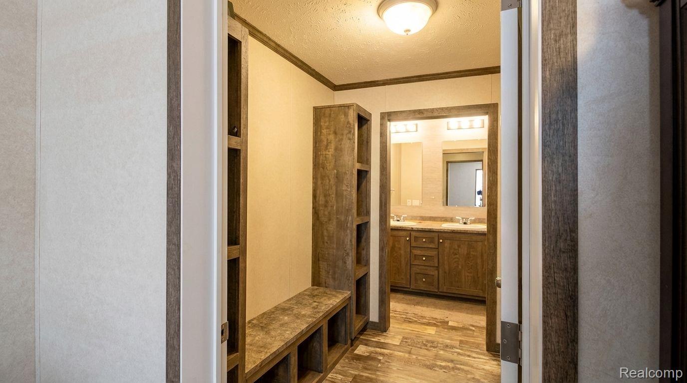 25843 Loudon Property Photo 9