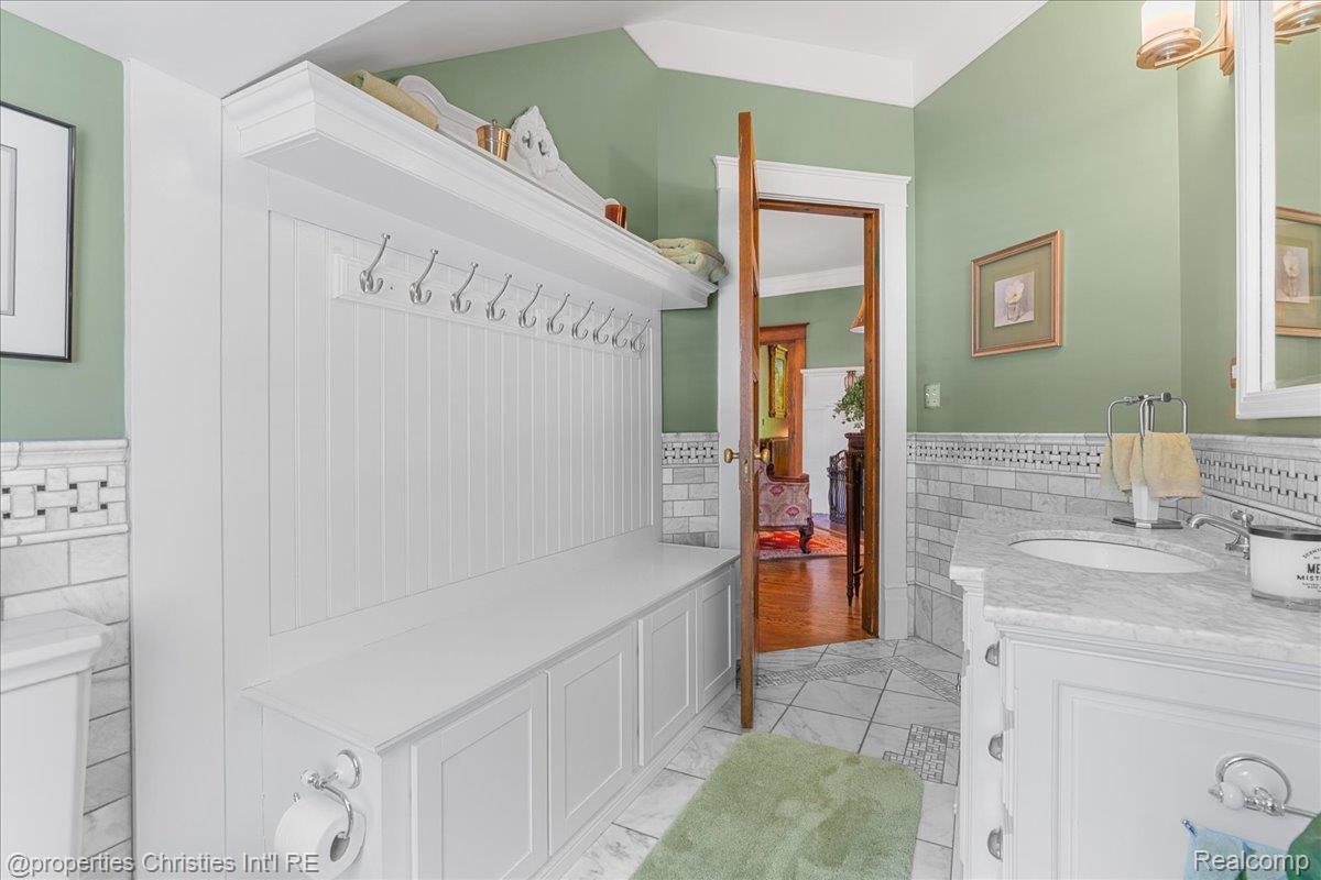 303 S State Avenue Property Photo 33