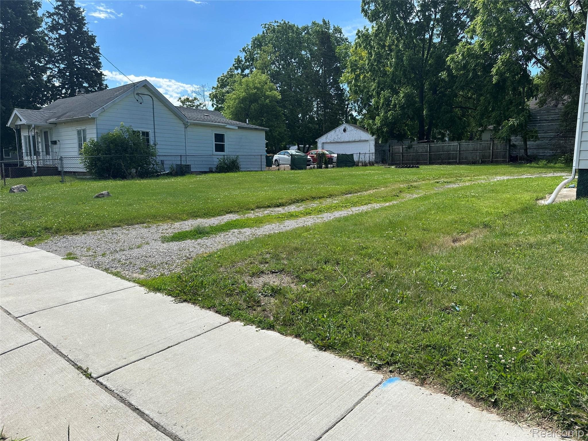 826 E Mount Morris Street Property Photo 11