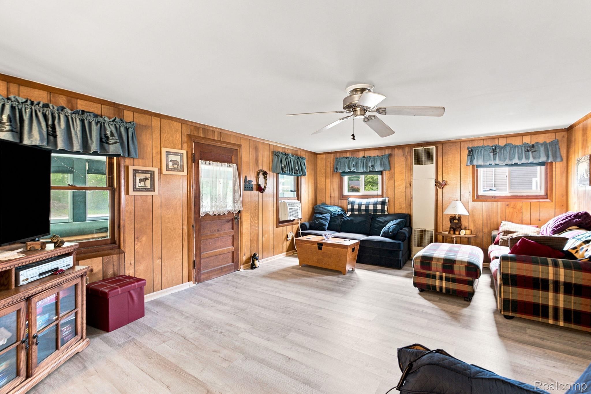7496 Forest Drive Property Photo 11