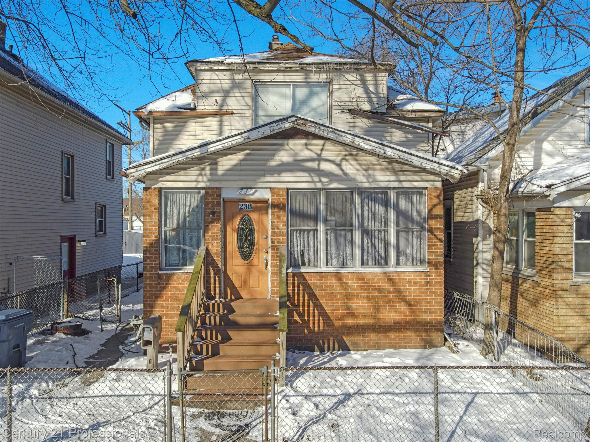 238 Richter St Street Property Photo 2