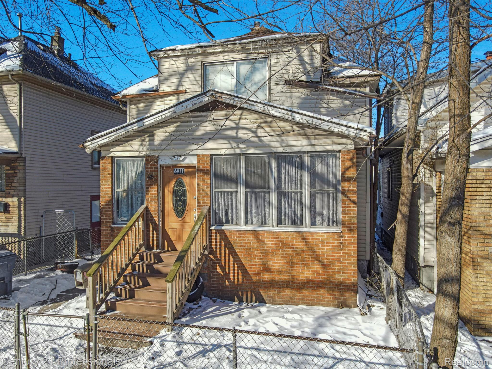 238 Richter St Street Property Photo 3