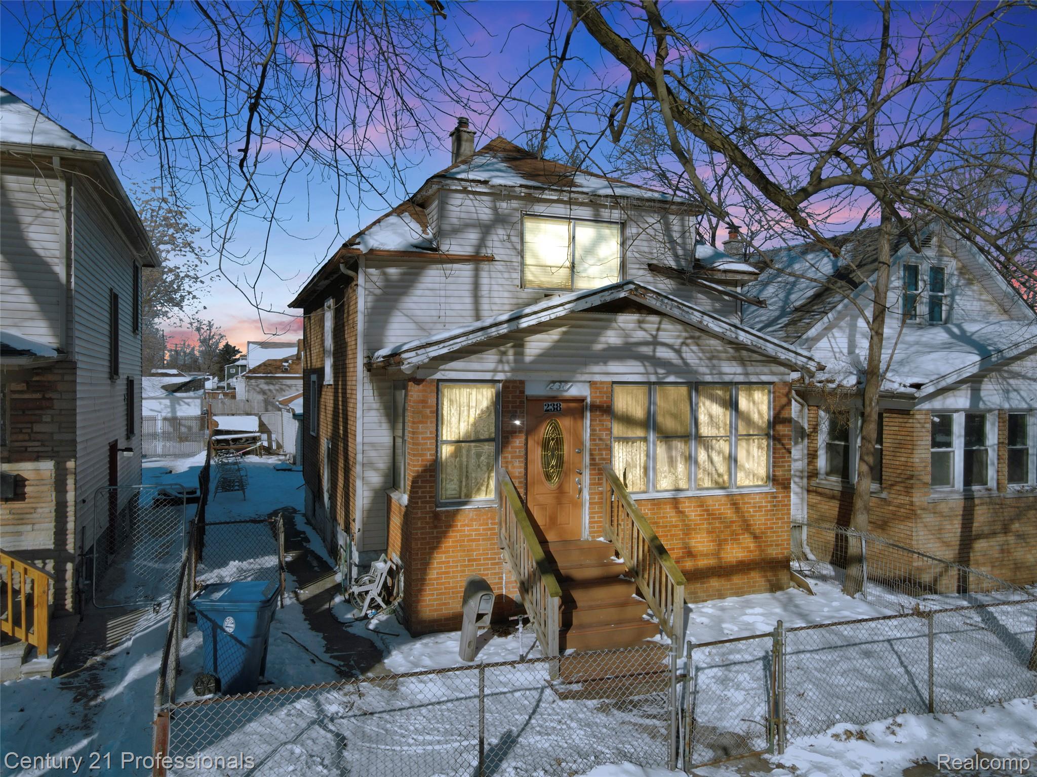 238 Richter St Street Property Photo 4
