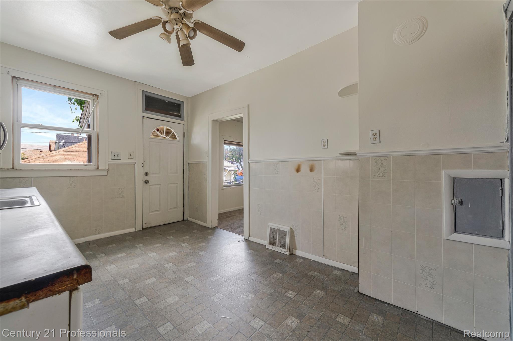 238 Richter St Street Property Photo 16