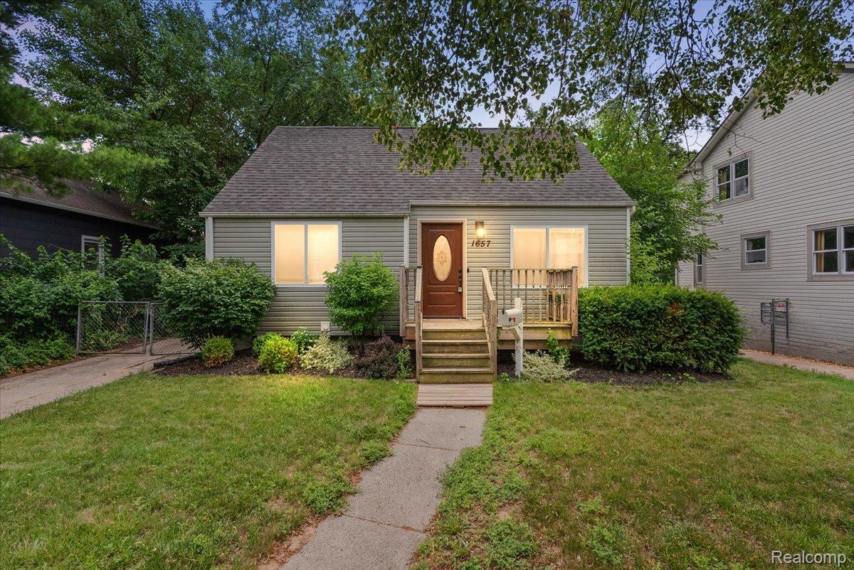 1657 W Troy Street Property Photo 1