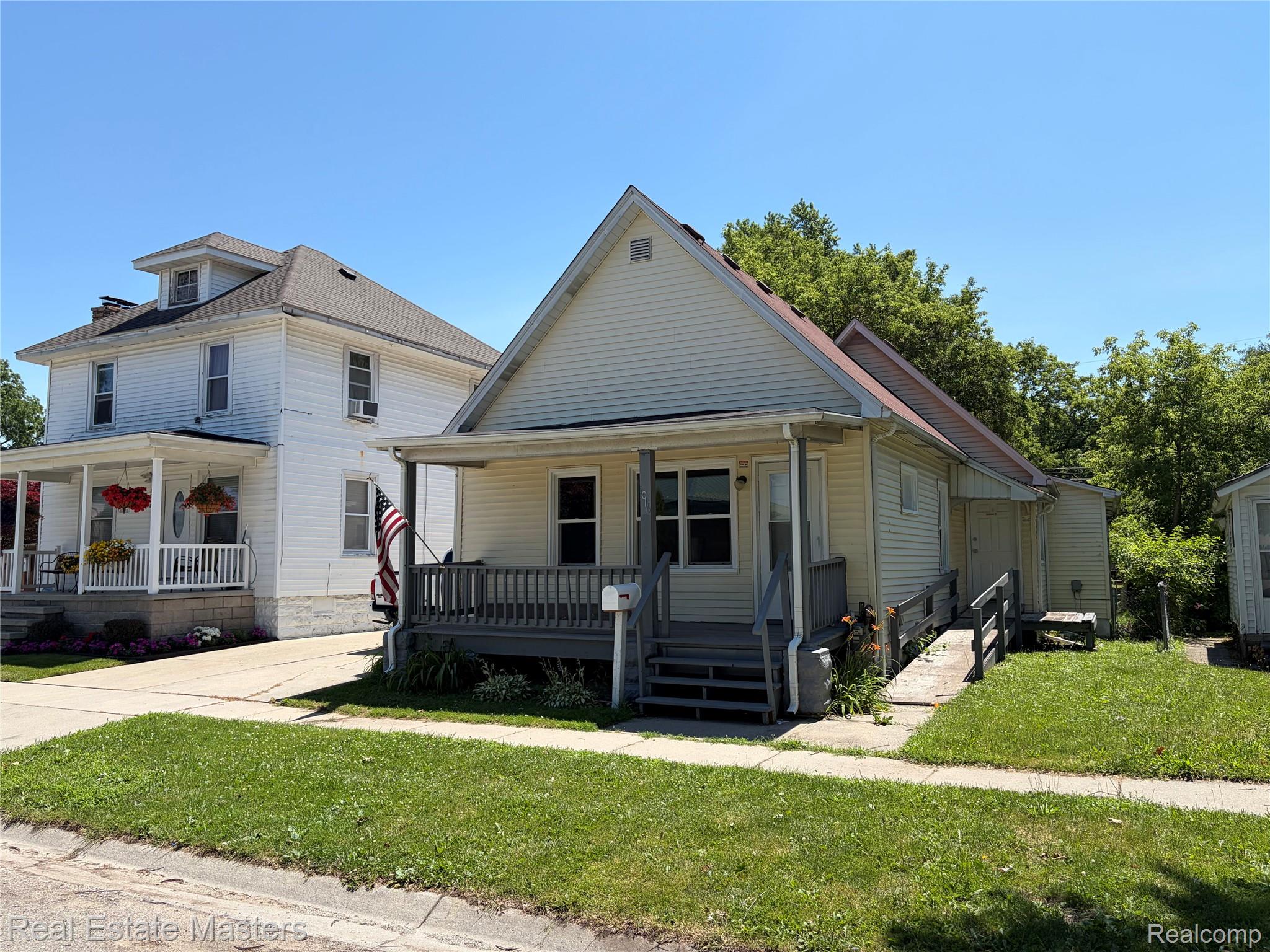 1016 Gillett Street Property Photo 1