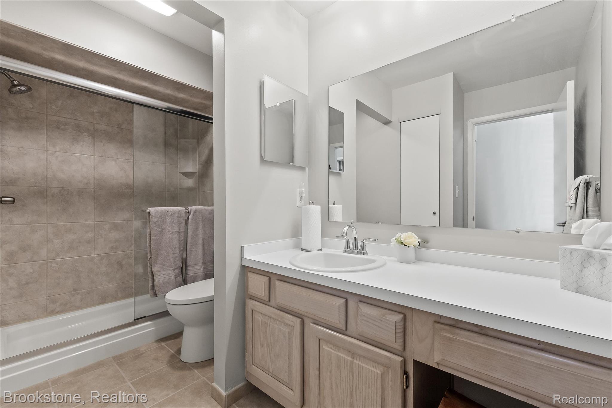 775 E Fox Hills Drive Property Photo 17