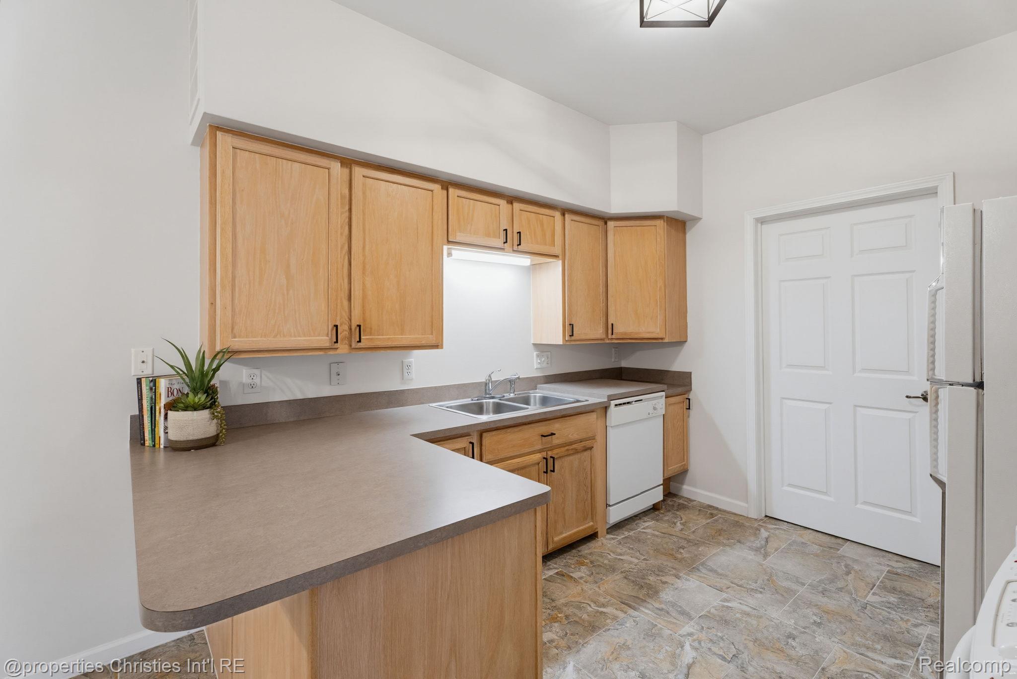 730 Amberly Drive Property Photo 8