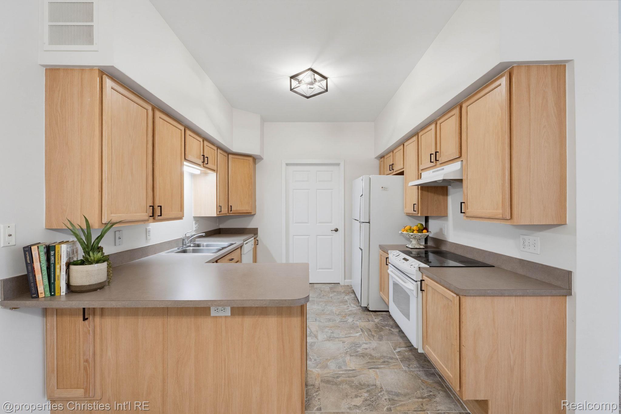 730 Amberly Drive Property Photo 9