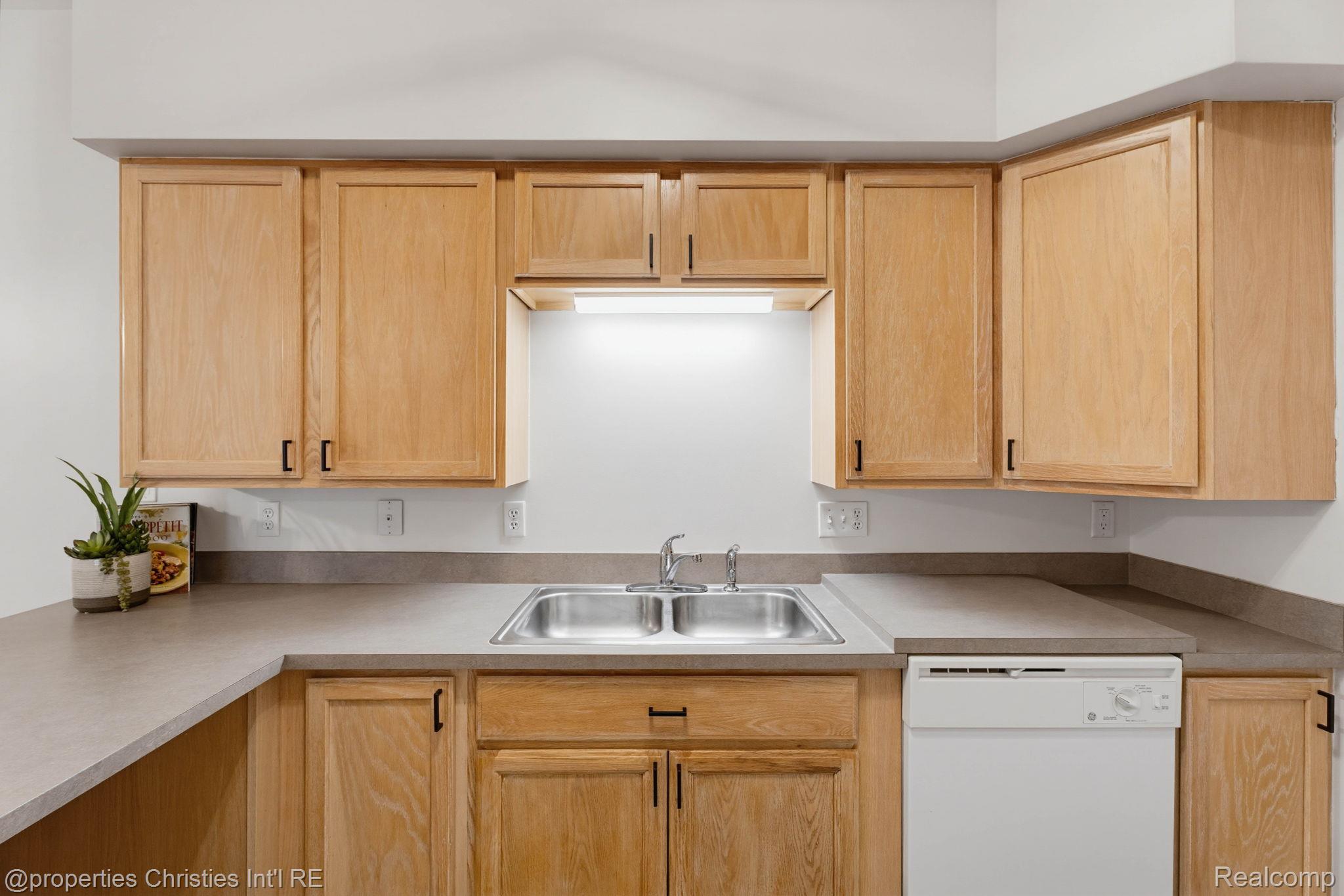 730 Amberly Drive Property Photo 10
