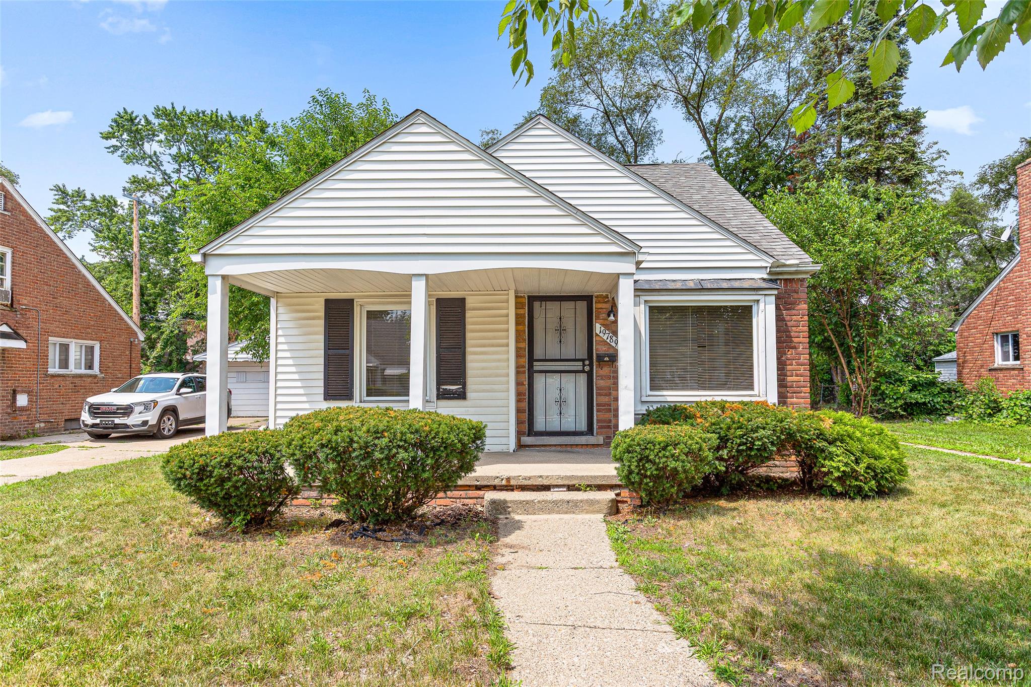 19789 Plainview Avenue Property Photo 1