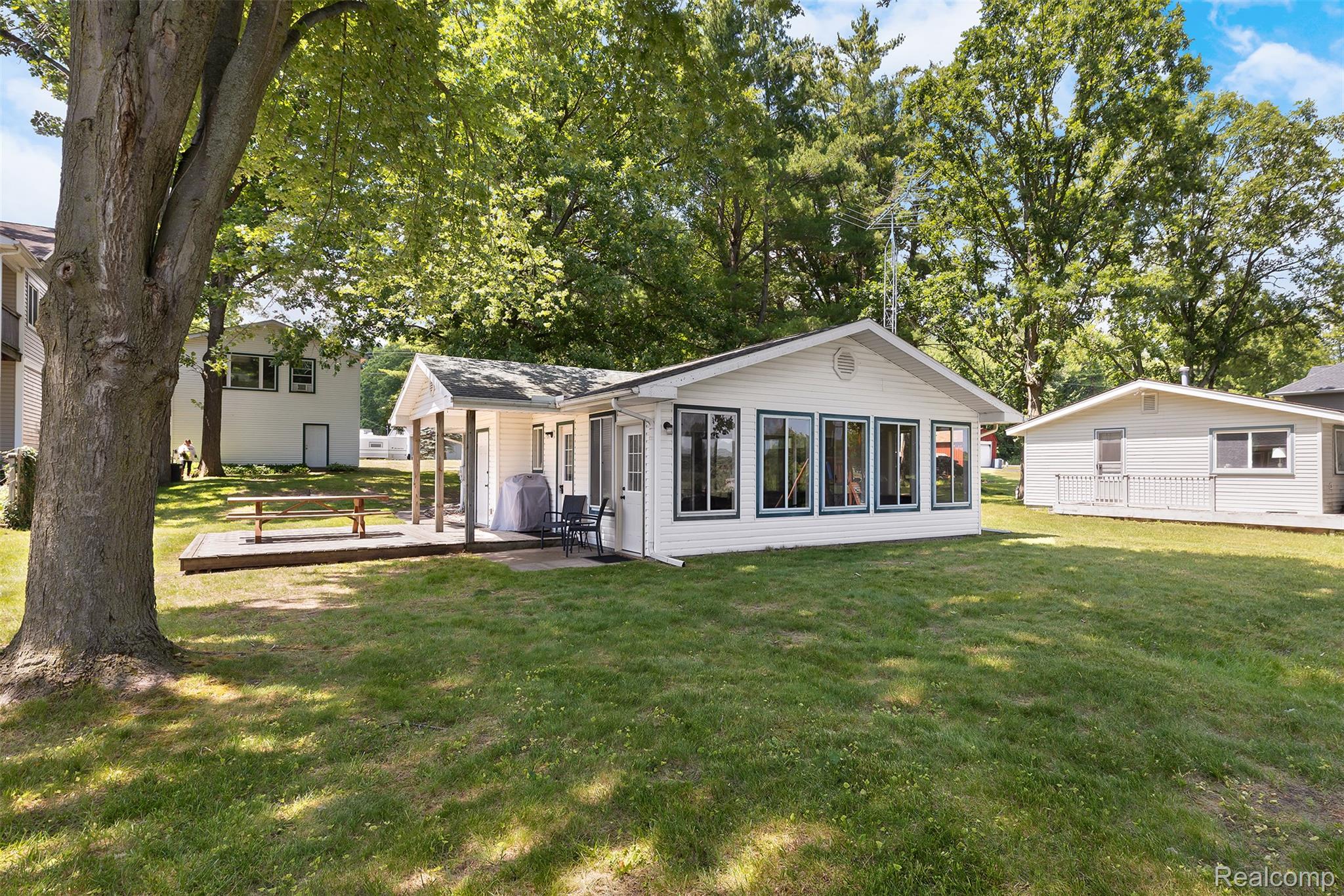 5423 Oakridge Drive Property Photo 1