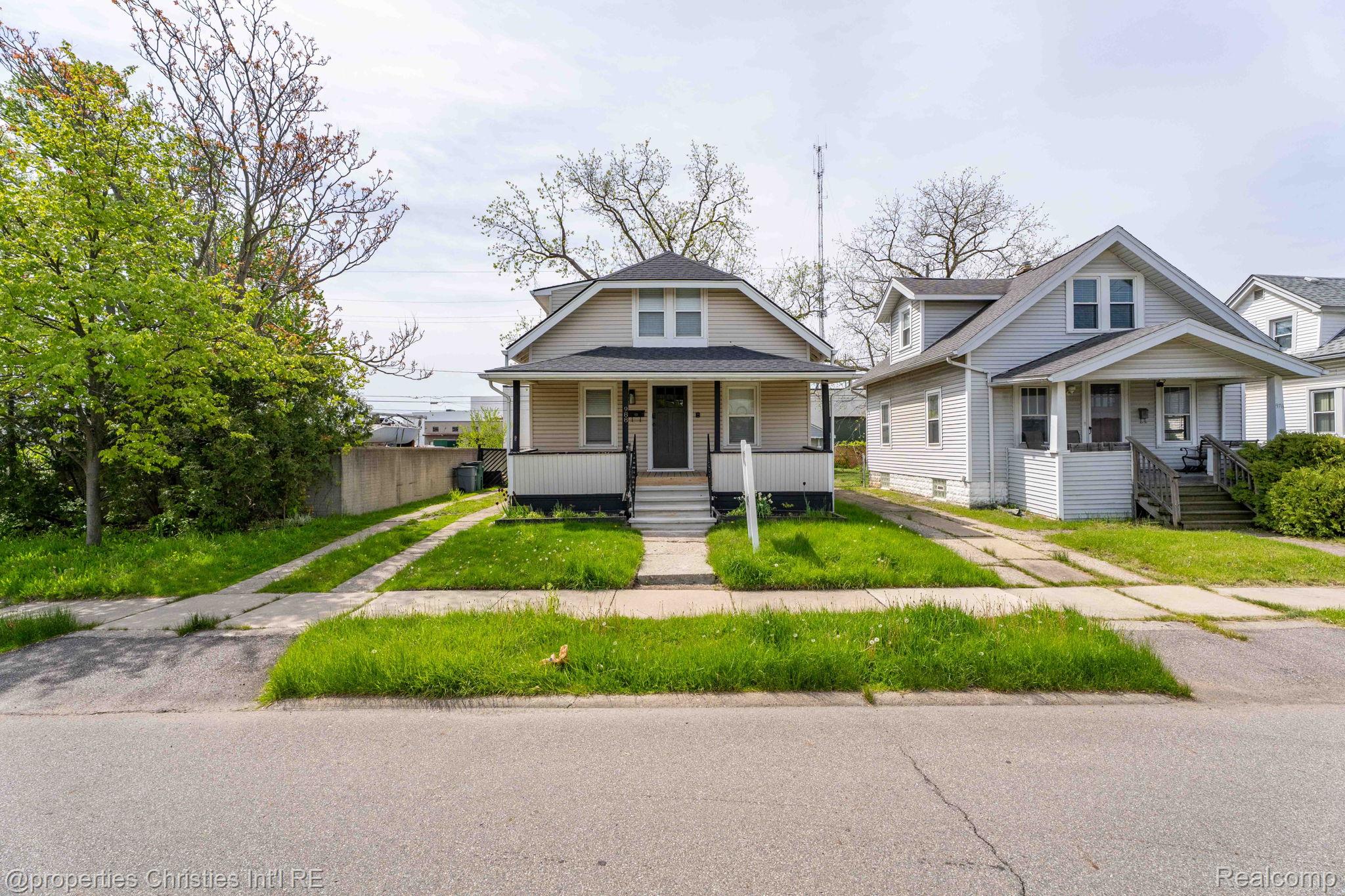 988 E Troy Street Property Photo 3