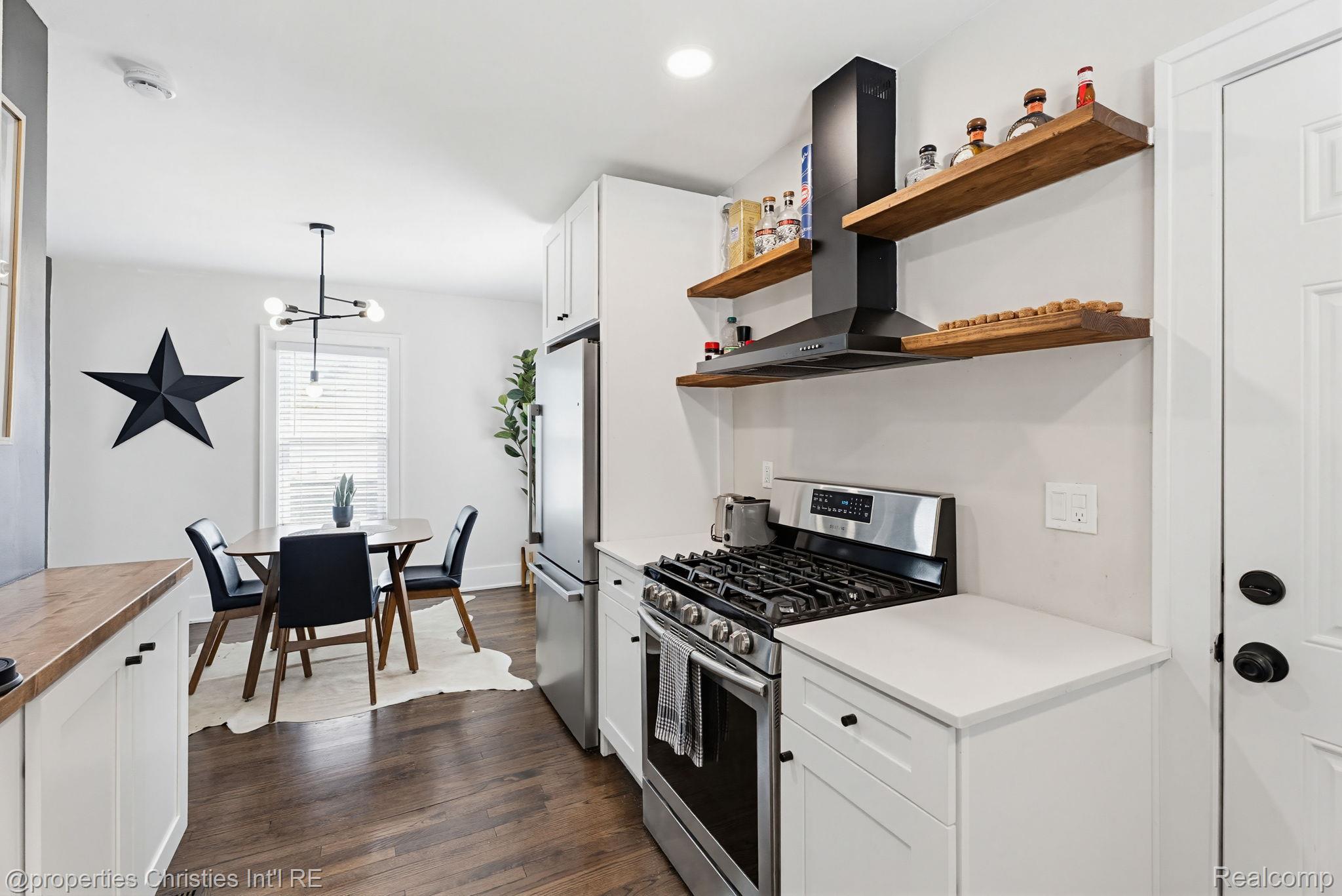 988 E Troy Street Property Photo 16