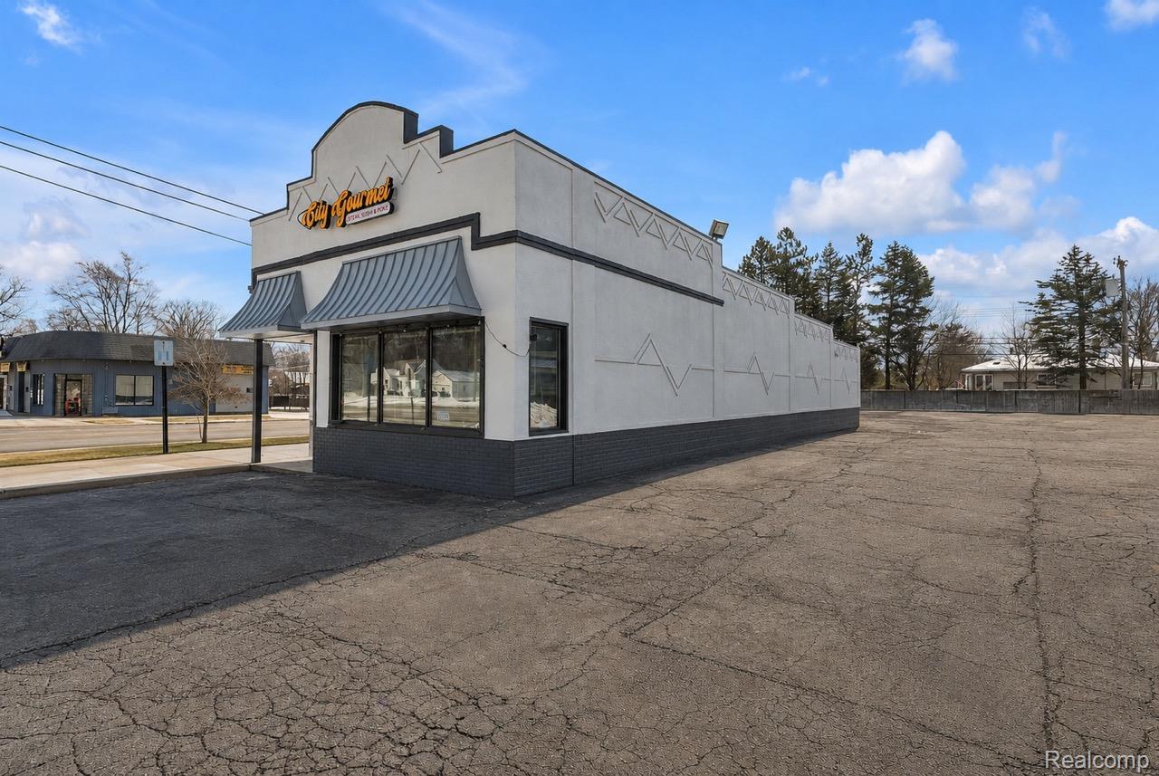 28407 5 Mile Road Property Photo 3