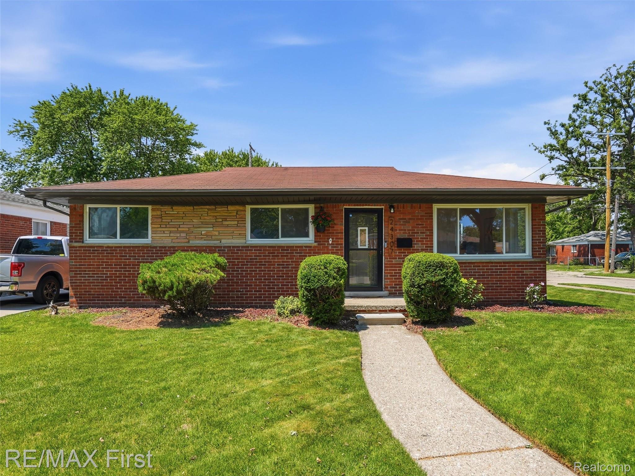 24307 Teppert Avenue Property Photo 1