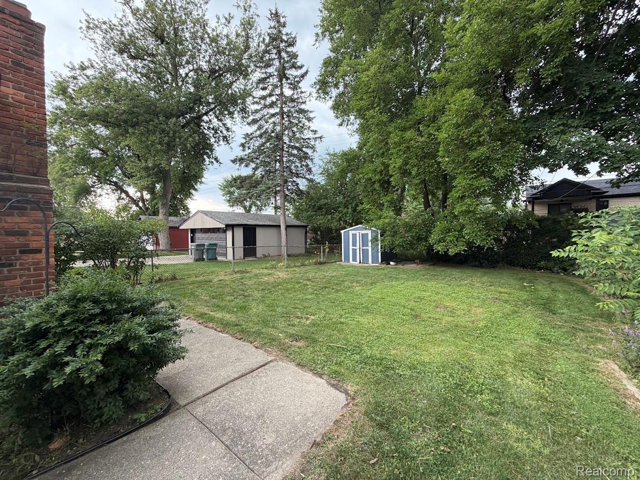 643 N Rosevere Avenue Property Photo 25