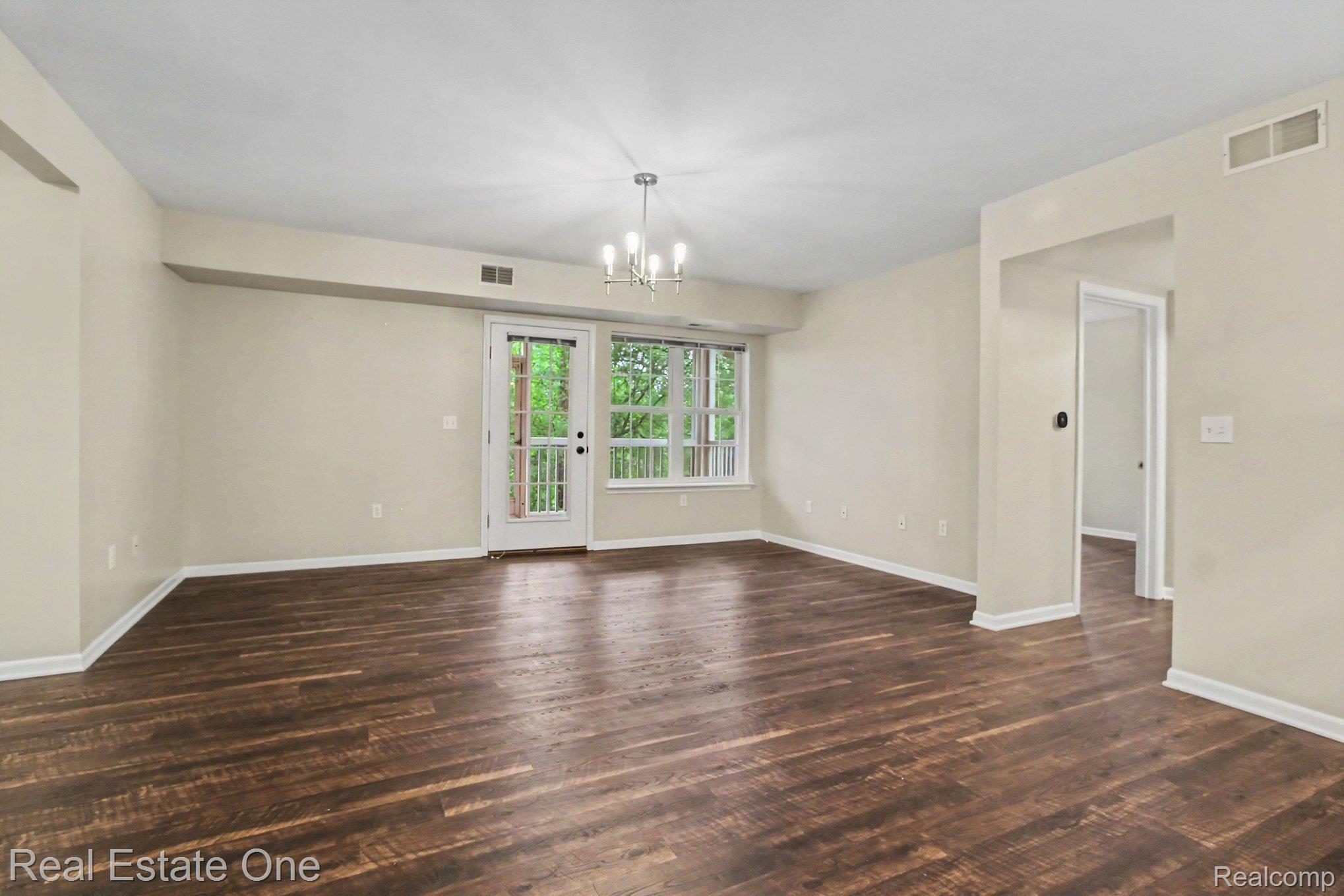2271 S Main Street Property Photo 4