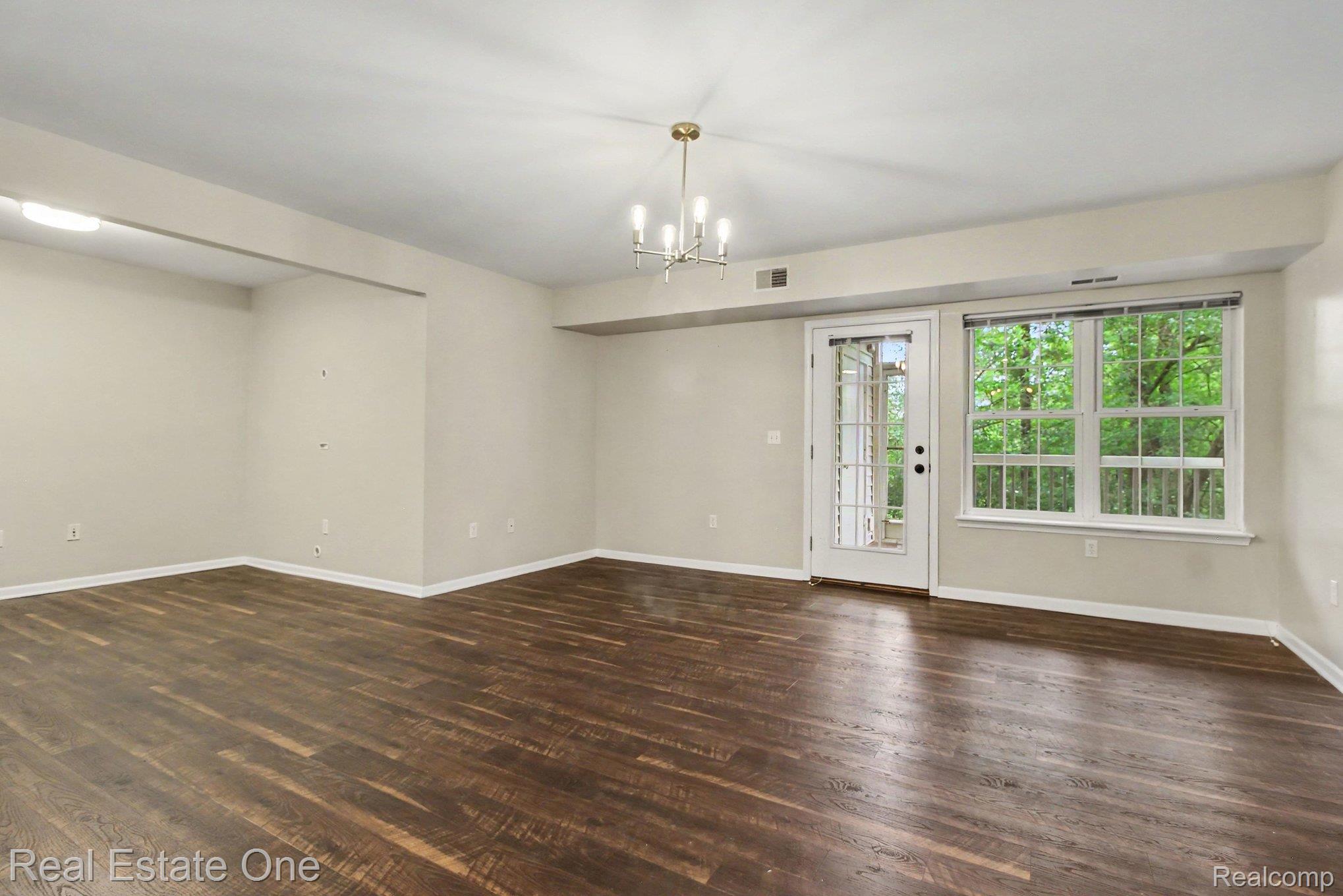 2271 S Main Street Property Photo 5