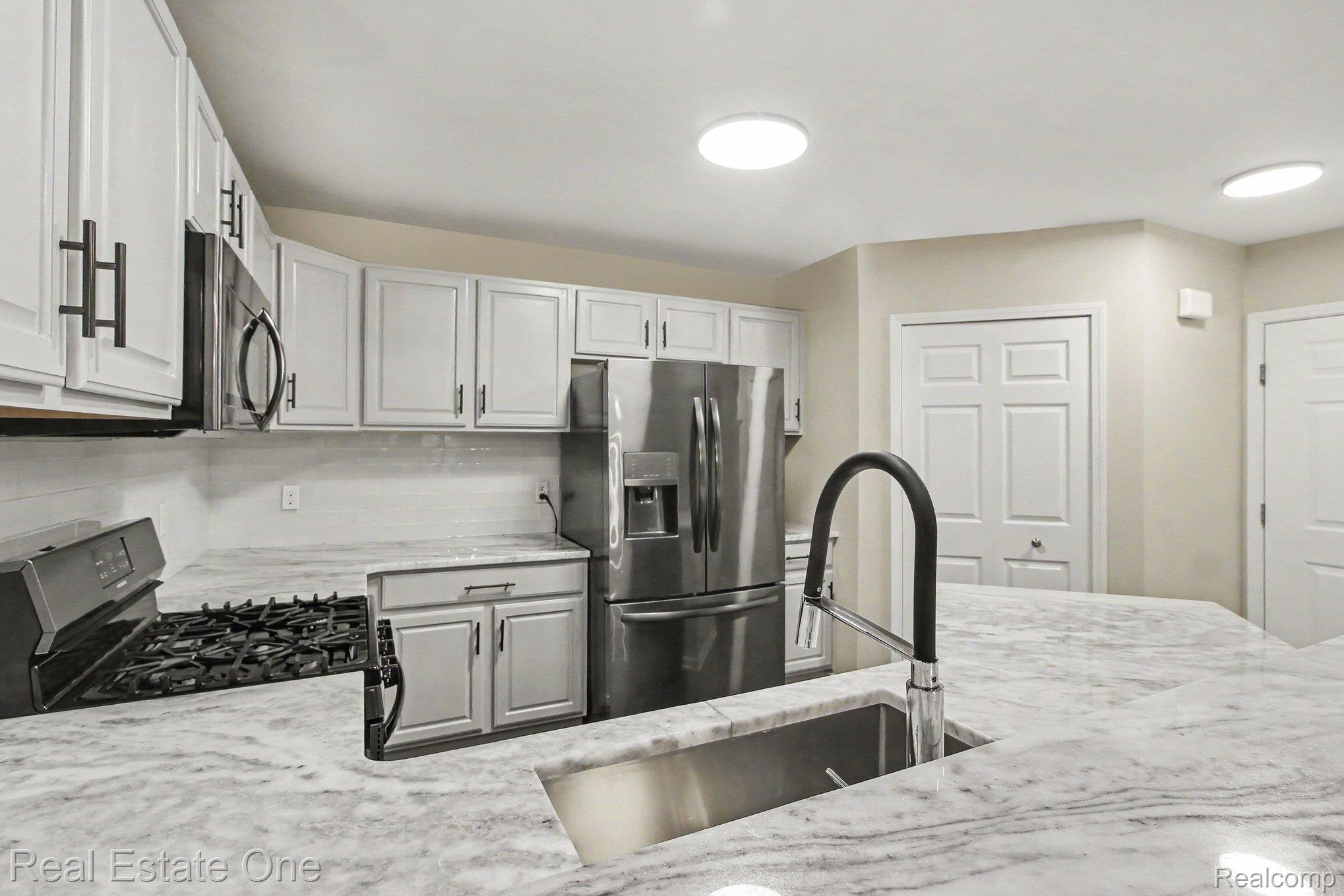 2271 S Main Street Property Photo 9