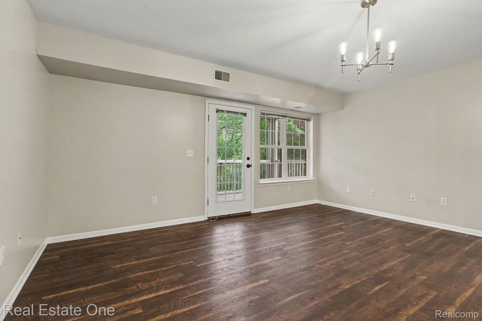 2271 S Main Street Property Photo 10