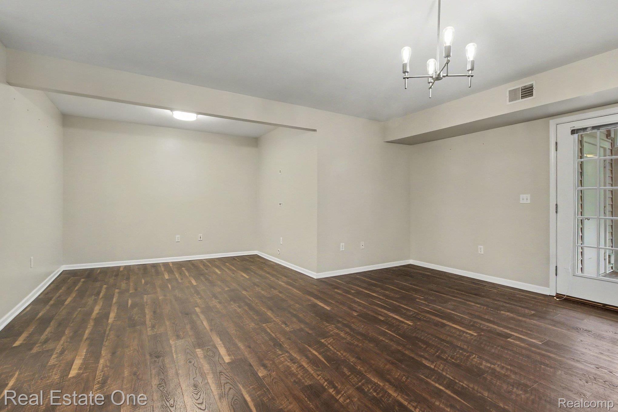 2271 S Main Street Property Photo 11
