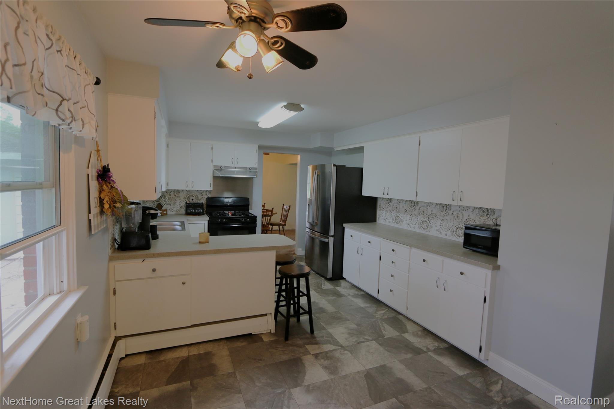 5595 Noreen Drive Property Photo 4