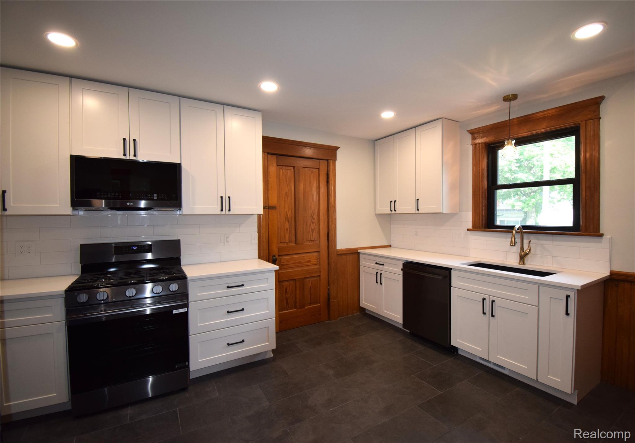 45669 Cass Avenue Property Photo 11