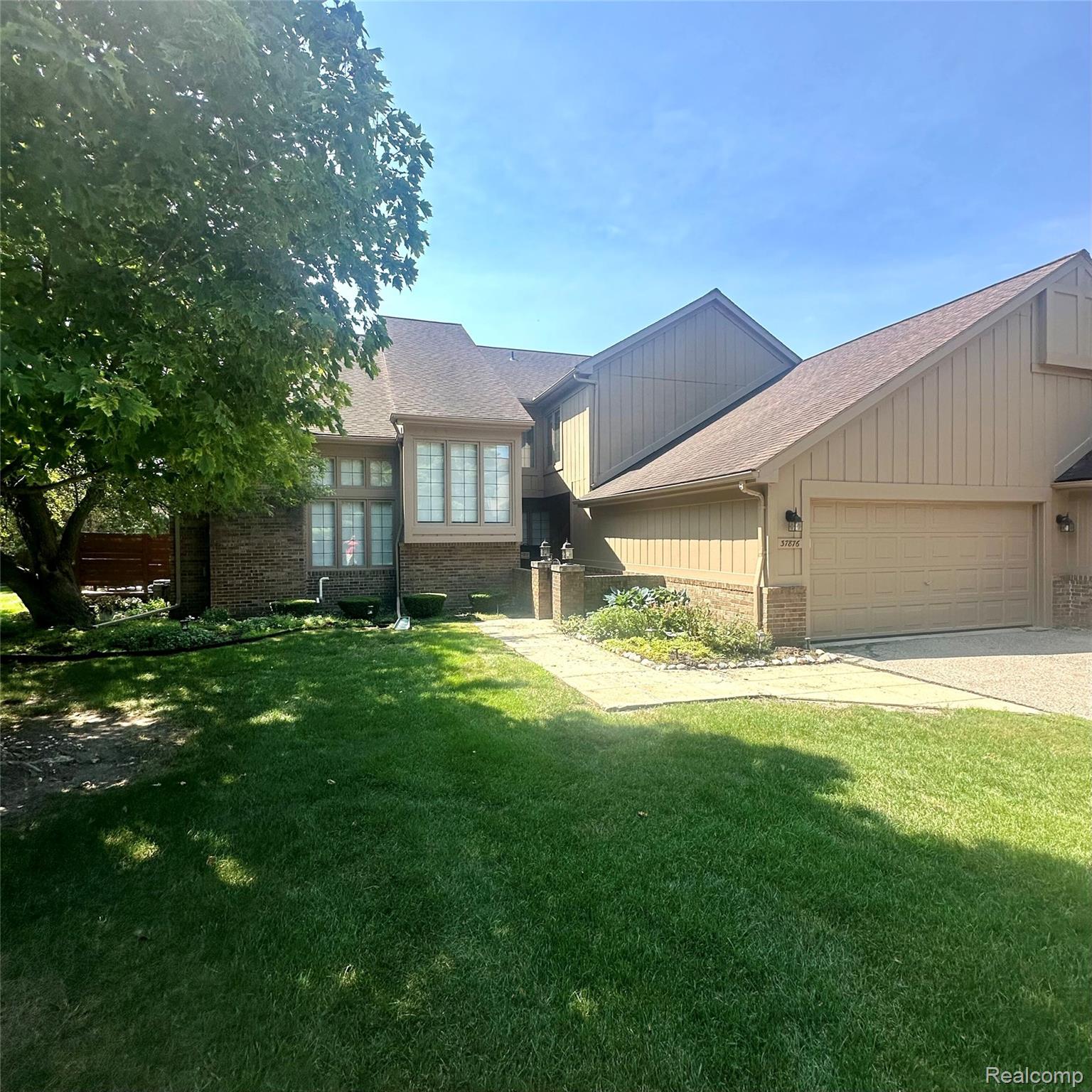 37876 N Laurel Park Drive Property Photo 1
