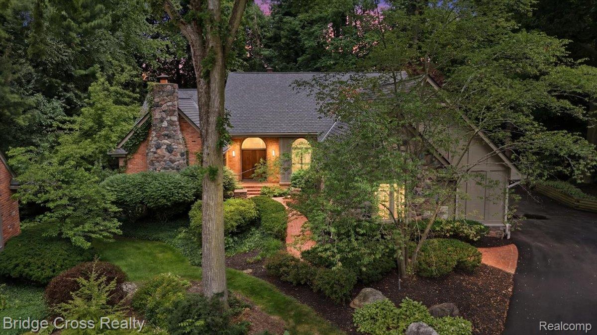 249 Norcliff Drive Property Photo 2