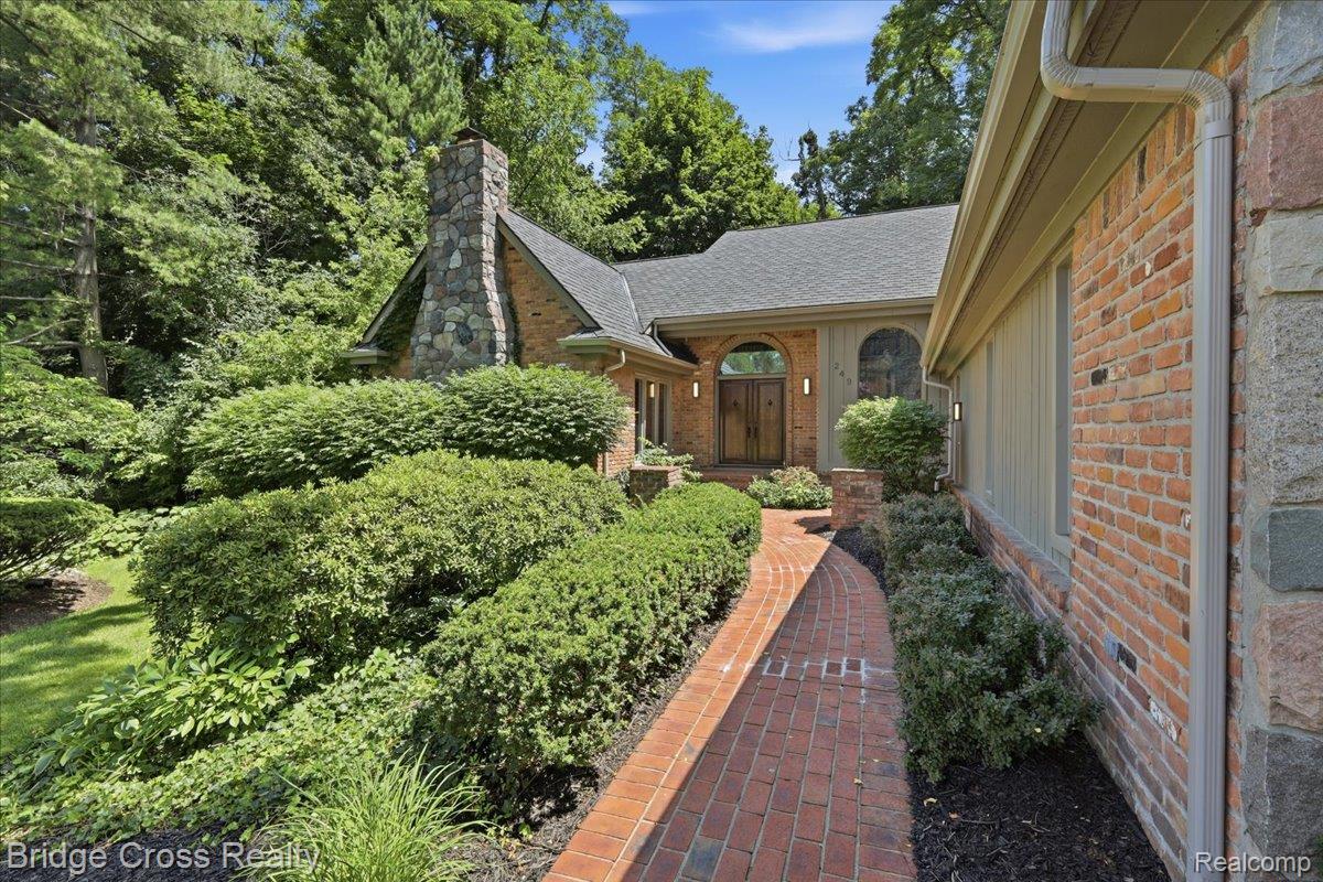 249 Norcliff Drive Property Photo 3