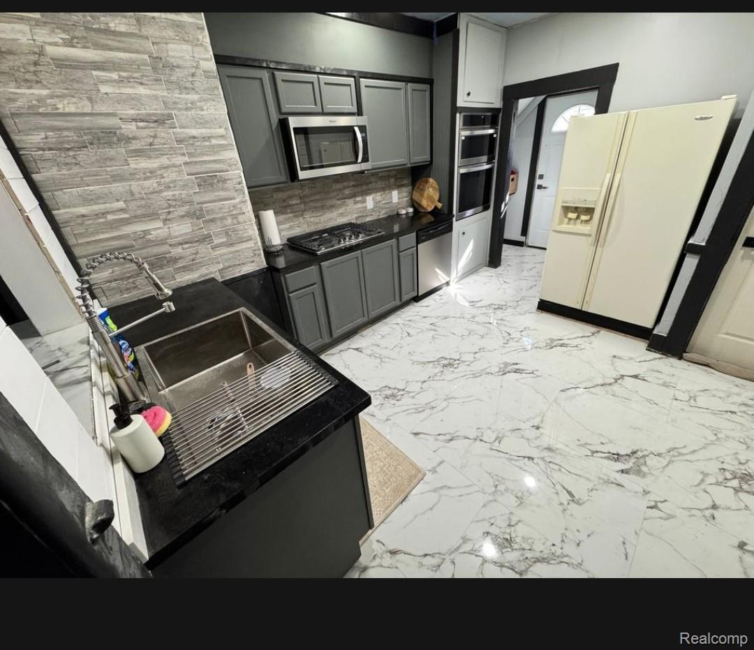 3757 Whitney Street Property Photo 3