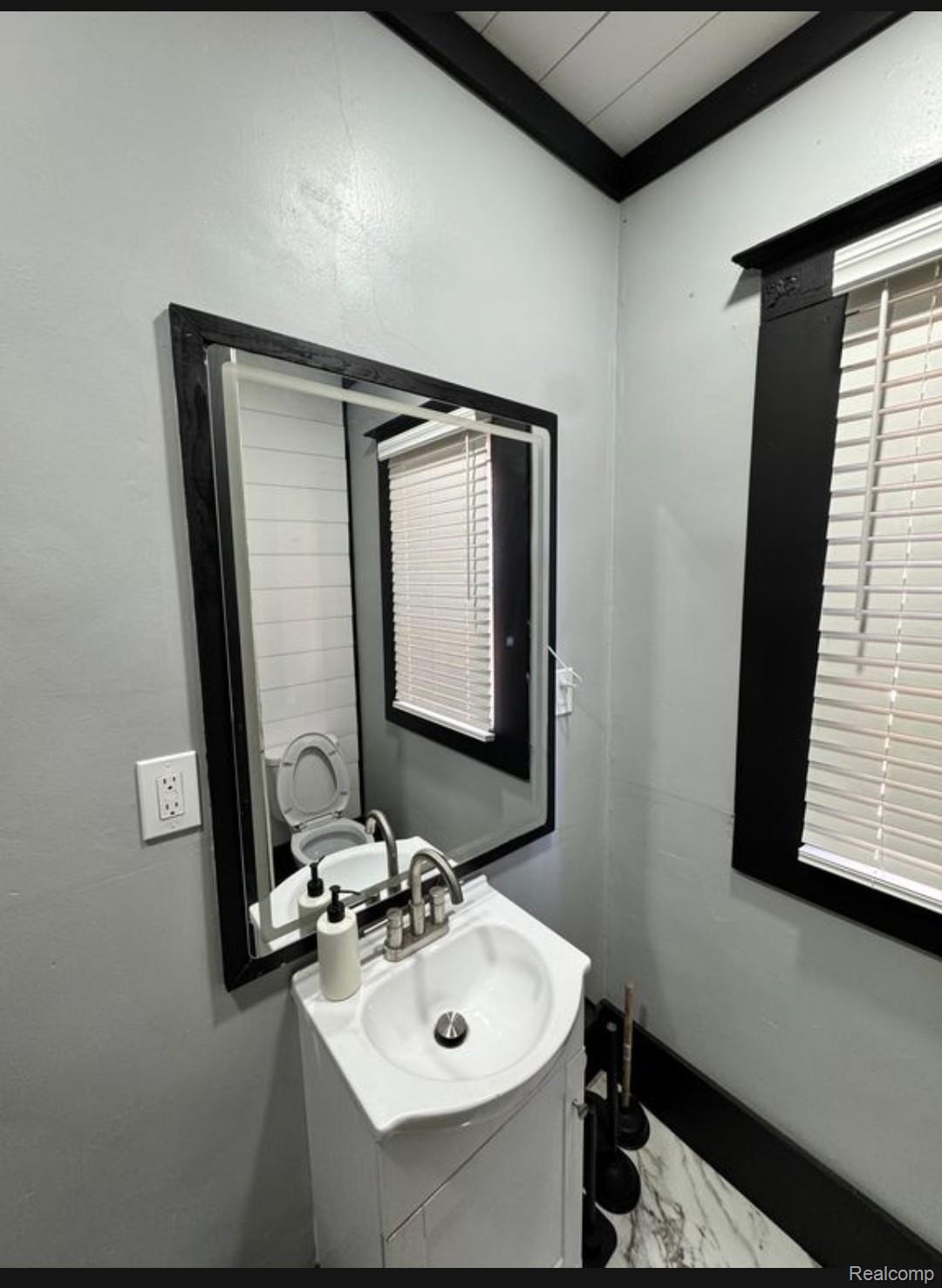 3757 Whitney Street Property Photo 8