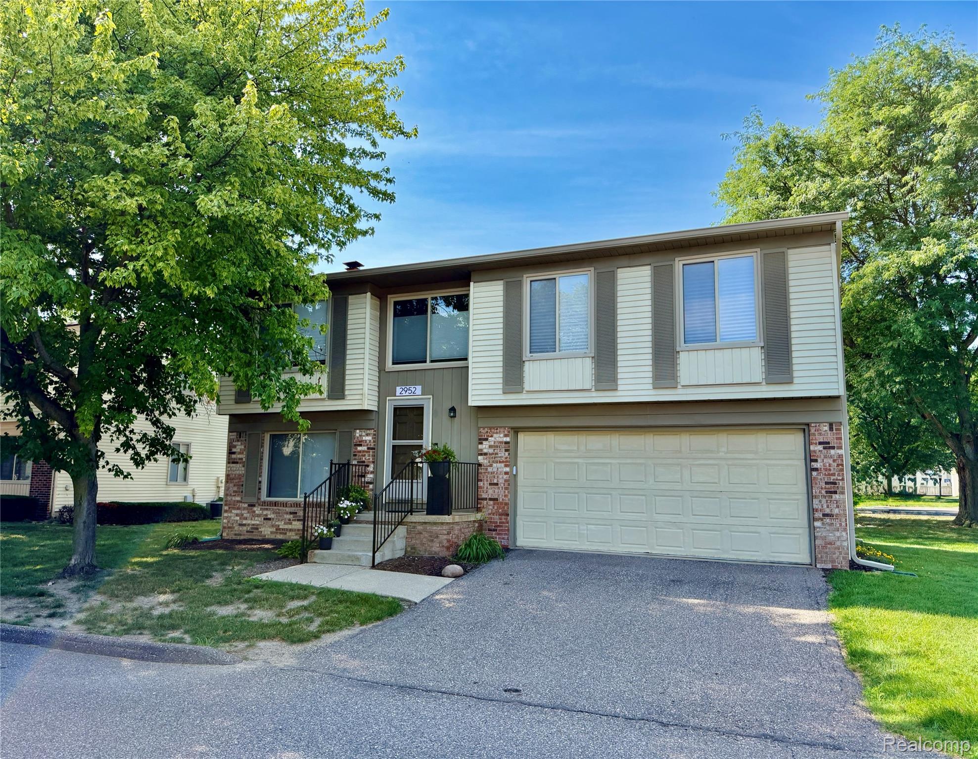 2952 Roundtree Drive Property Photo 1