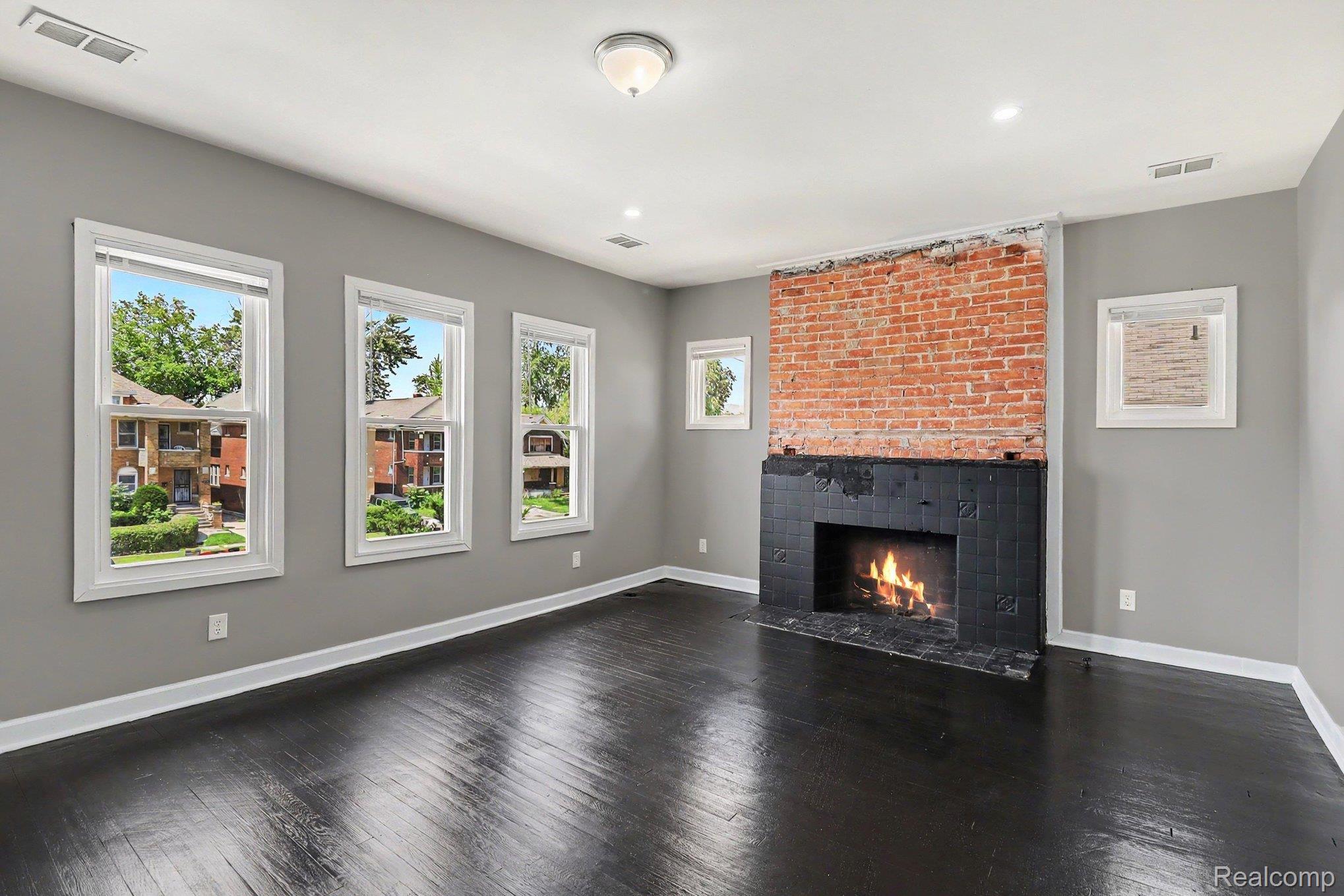 2731 & 2733 Elmhurst Street Property Photo 4