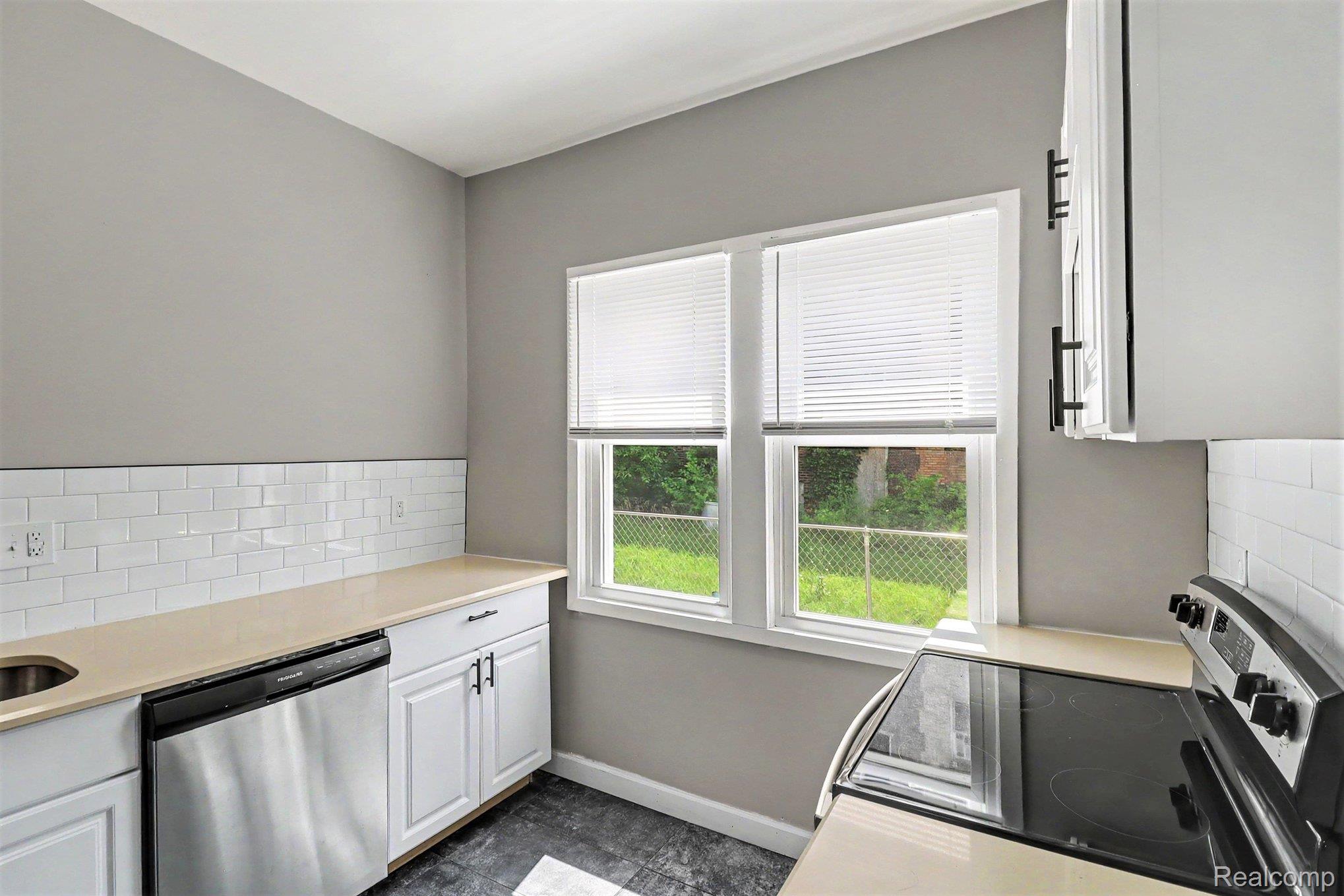 2731 & 2733 Elmhurst Street Property Photo 8