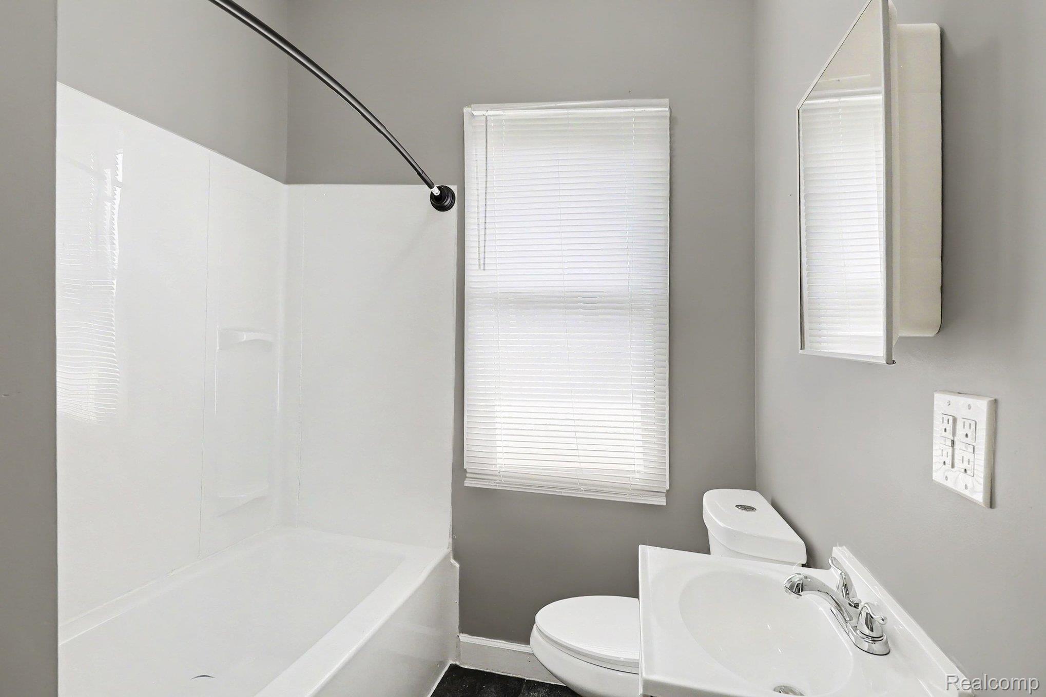 2731 & 2733 Elmhurst Street Property Photo 10