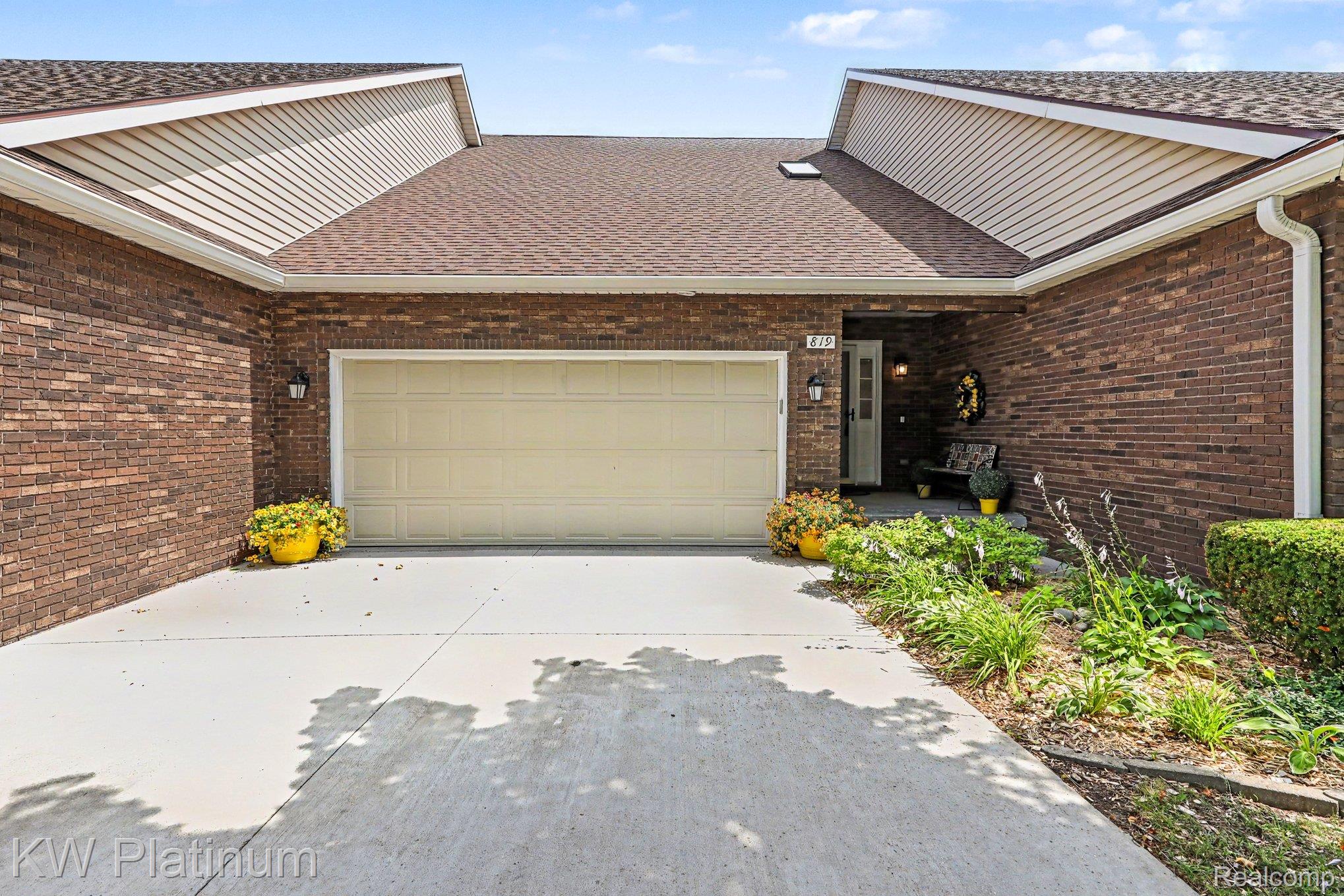 819 E Pointe Property Photo 1