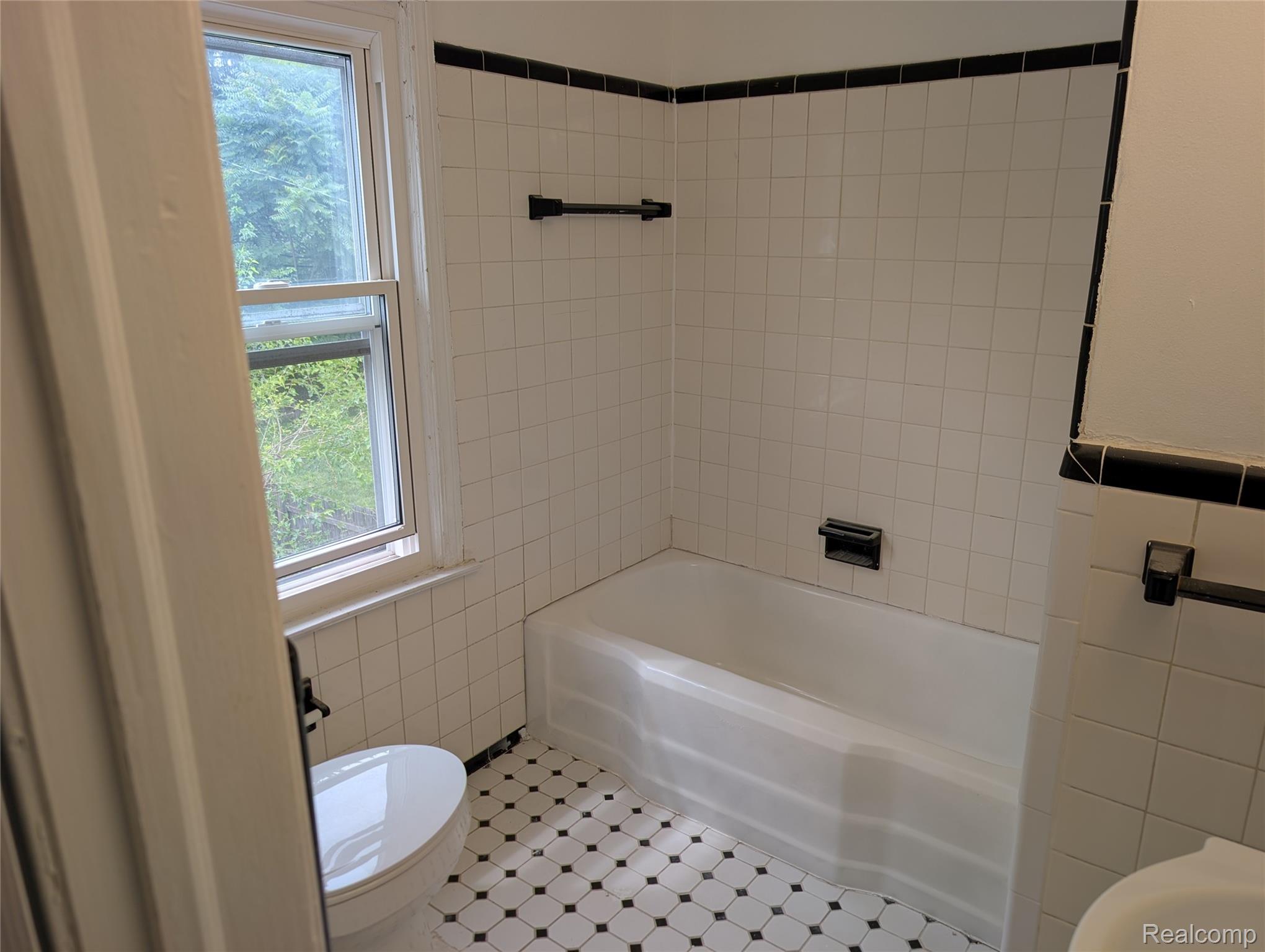 16531 Plainview Avenue Property Photo 10